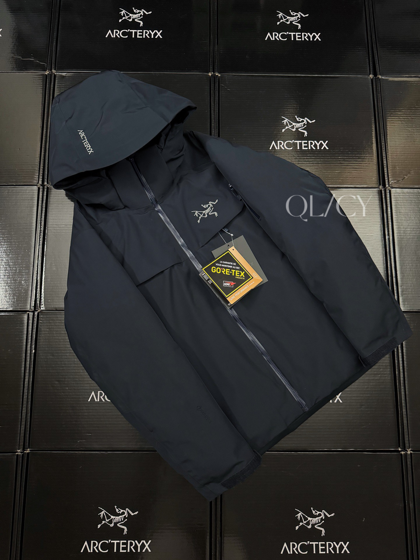 💰430 款号k64
25年最新版 顶级版本 ARCTERYX始祖鸟Macai Jacket冬季新款男连帽防水买菜羽绒服滑雪服GTX 750蓬鹅绒
标配搜救器 眼镜布,细节全部对版。
新款部分细节改动,Goretex 刺绣由袖肩改到袖口,面料,绒全部升级,国标90绒
为更加贴合中国宝宝的身形,一直吐槽的袖子太长,今年缩短了1-2cm 胸围下摆减少4cm,上身不在臃肿!!
-顶级版本,区别老款,连帽设计使其更加适合滑雪防水穿着。可拆卸帽子区别低版
大买菜雪裙配胶条 区别底板本
-巧妙搭配保暖材料,夹克长时间穿着舒适。
复合搭配保暖材(Down CompositeMapping)把Coreloft合成纤维材料分布在帽兜、下摆和腋下等容易湿的地方,湿时仍能保暖;750立方英寸欧洲鹅绒则分布在主要部位和袖子,为身体提供所需的热量。免除劣质帽子的困扰,保暖DropHood可以戴在标准的单双板滑雪头盔上,并能随头部一起转动。
-可拆卸风裙、网眼PowderGuard腋下通风口、网状WaterTight主拉链,这些性能既能防止风雪进入又能在深雪运动时快速散热。
-整衣全部贴带接缝,防风雨更佳、GORE-TEX三层结构、光滑内面面料,方便分层穿着
立体整形,更合身舒适。
-压胶帽沿、可调帽子抽绳、保暖头盔兼容Drop Hood。
-WaterTight外侧拉链、WaterTight Vislon主拉链、微织带拉链片、腋下拉链配PowderGuard儡眼底料,便于通风散热。
-可调Velcro吀术贴调节带、可调下摆抽绳、隐形WaterTight拉链袖袋、内侧网眼袋、压胶拉链内侧胸袋、带盖按扣胸袋、两个WaterTight拉链口袋、网眼PowderGuard通风透气,设计可防止雪花进入体内 。
-底部:可拆卸风裙有橡筋和按扣
-原单正品,作为鸟家鼎级滑雪服系列的代表做产品,这款滑雪服可谓是鸟的经典作品!
不要机洗,只能干洗。
四色:黑色-层云蓝 云水蓝(浅灰) 藏青
尺码:S-XXL
胸围:121 125 129 133 137
衣长:72 74 76 78 80
肩宽:53 54 55 56 57
袖长:63 63.5 64.5 65.5 66.5
S码推荐90-120斤
M码推荐120-140斤
L吗推荐140-170斤
XL码推荐160-190斤
XXL 码推荐180-210斤