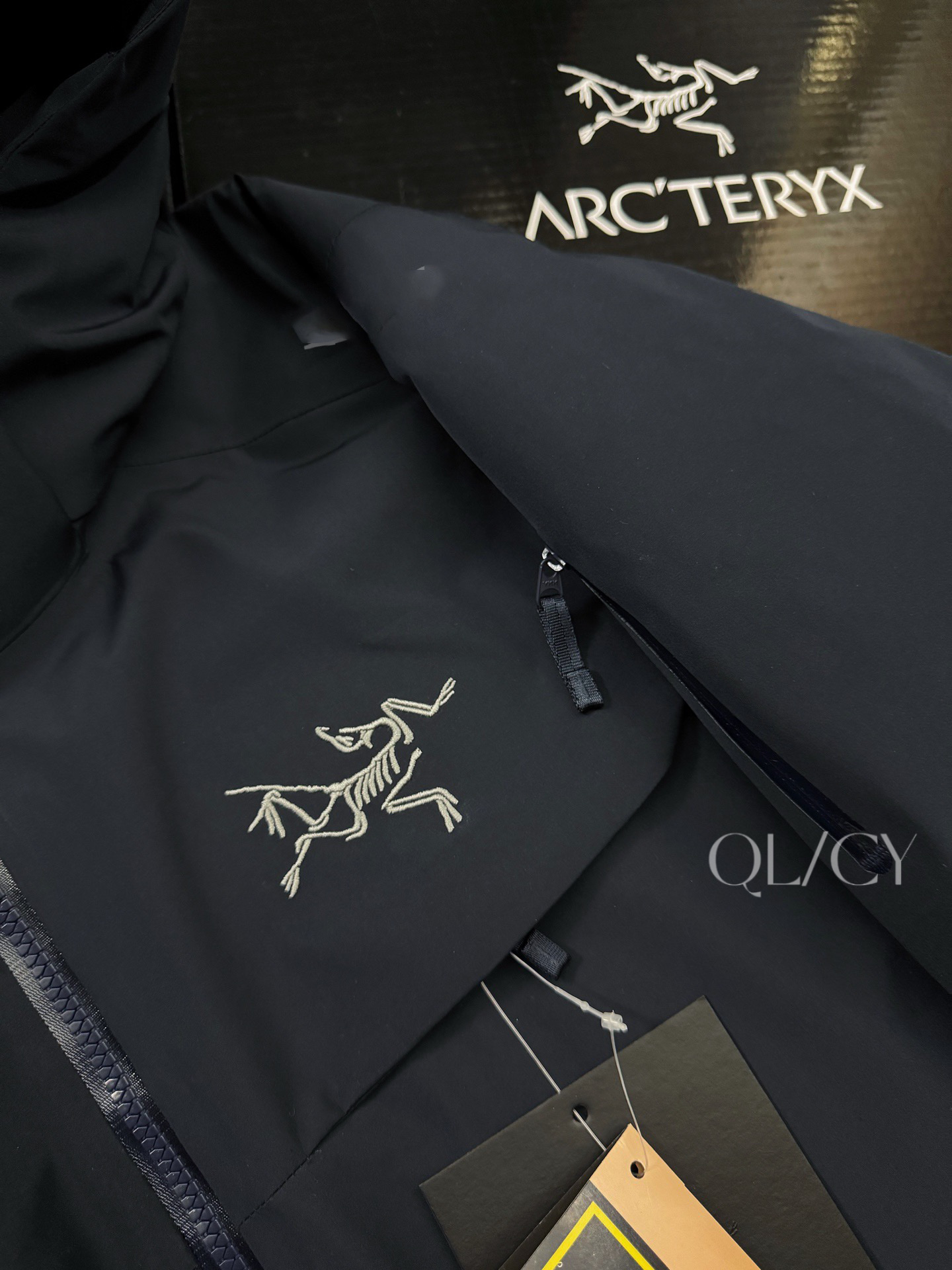 💰430 款号k64
25年最新版 顶级版本 ARCTERYX始祖鸟Macai Jacket冬季新款男连帽防水买菜羽绒服滑雪服GTX 750蓬鹅绒
标配搜救器 眼镜布,细节全部对版。
新款部分细节改动,Goretex 刺绣由袖肩改到袖口,面料,绒全部升级,国标90绒
为更加贴合中国宝宝的身形,一直吐槽的袖子太长,今年缩短了1-2cm 胸围下摆减少4cm,上身不在臃肿!!
-顶级版本,区别老款,连帽设计使其更加适合滑雪防水穿着。可拆卸帽子区别低版
大买菜雪裙配胶条 区别底板本
-巧妙搭配保暖材料,夹克长时间穿着舒适。
复合搭配保暖材(Down CompositeMapping)把Coreloft合成纤维材料分布在帽兜、下摆和腋下等容易湿的地方,湿时仍能保暖;750立方英寸欧洲鹅绒则分布在主要部位和袖子,为身体提供所需的热量。免除劣质帽子的困扰,保暖DropHood可以戴在标准的单双板滑雪头盔上,并能随头部一起转动。
-可拆卸风裙、网眼PowderGuard腋下通风口、网状WaterTight主拉链,这些性能既能防止风雪进入又能在深雪运动时快速散热。
-整衣全部贴带接缝,防风雨更佳、GORE-TEX三层结构、光滑内面面料,方便分层穿着
立体整形,更合身舒适。
-压胶帽沿、可调帽子抽绳、保暖头盔兼容Drop Hood。
-WaterTight外侧拉链、WaterTight Vislon主拉链、微织带拉链片、腋下拉链配PowderGuard儡眼底料,便于通风散热。
-可调Velcro吀术贴调节带、可调下摆抽绳、隐形WaterTight拉链袖袋、内侧网眼袋、压胶拉链内侧胸袋、带盖按扣胸袋、两个WaterTight拉链口袋、网眼PowderGuard通风透气,设计可防止雪花进入体内 。
-底部:可拆卸风裙有橡筋和按扣
-原单正品,作为鸟家鼎级滑雪服系列的代表做产品,这款滑雪服可谓是鸟的经典作品!
不要机洗,只能干洗。
四色:黑色-层云蓝 云水蓝(浅灰) 藏青
尺码:S-XXL
胸围:121 125 129 133 137
衣长:72 74 76 78 80
肩宽:53 54 55 56 57
袖长:63 63.5 64.5 65.5 66.5
S码推荐90-120斤
M码推荐120-140斤
L吗推荐140-170斤
XL码推荐160-190斤
XXL 码推荐180-210斤