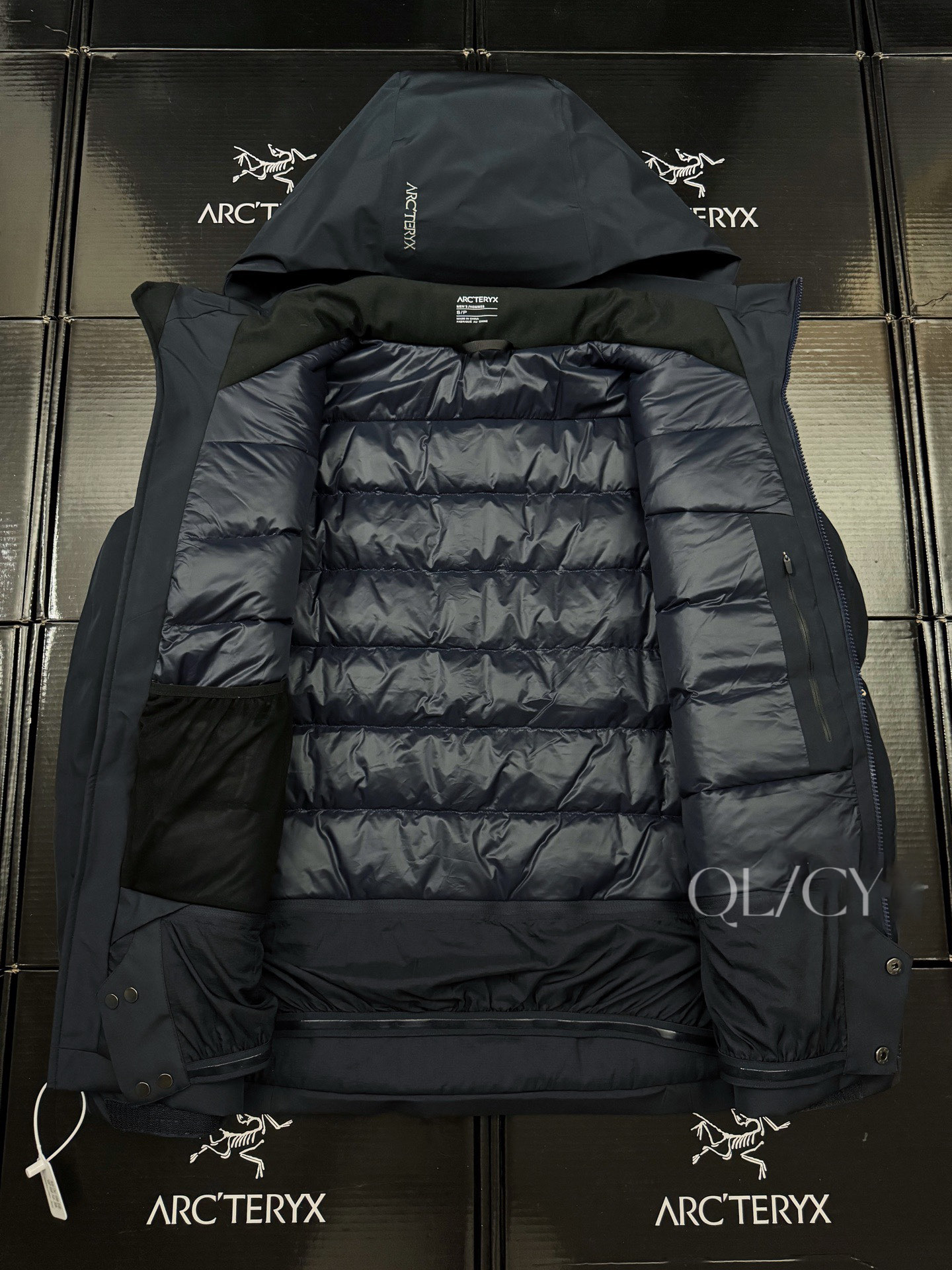 💰430 款号k64
25年最新版 顶级版本 ARCTERYX始祖鸟Macai Jacket冬季新款男连帽防水买菜羽绒服滑雪服GTX 750蓬鹅绒
标配搜救器 眼镜布,细节全部对版。
新款部分细节改动,Goretex 刺绣由袖肩改到袖口,面料,绒全部升级,国标90绒
为更加贴合中国宝宝的身形,一直吐槽的袖子太长,今年缩短了1-2cm 胸围下摆减少4cm,上身不在臃肿!!
-顶级版本,区别老款,连帽设计使其更加适合滑雪防水穿着。可拆卸帽子区别低版
大买菜雪裙配胶条 区别底板本
-巧妙搭配保暖材料,夹克长时间穿着舒适。
复合搭配保暖材(Down CompositeMapping)把Coreloft合成纤维材料分布在帽兜、下摆和腋下等容易湿的地方,湿时仍能保暖;750立方英寸欧洲鹅绒则分布在主要部位和袖子,为身体提供所需的热量。免除劣质帽子的困扰,保暖DropHood可以戴在标准的单双板滑雪头盔上,并能随头部一起转动。
-可拆卸风裙、网眼PowderGuard腋下通风口、网状WaterTight主拉链,这些性能既能防止风雪进入又能在深雪运动时快速散热。
-整衣全部贴带接缝,防风雨更佳、GORE-TEX三层结构、光滑内面面料,方便分层穿着
立体整形,更合身舒适。
-压胶帽沿、可调帽子抽绳、保暖头盔兼容Drop Hood。
-WaterTight外侧拉链、WaterTight Vislon主拉链、微织带拉链片、腋下拉链配PowderGuard儡眼底料,便于通风散热。
-可调Velcro吀术贴调节带、可调下摆抽绳、隐形WaterTight拉链袖袋、内侧网眼袋、压胶拉链内侧胸袋、带盖按扣胸袋、两个WaterTight拉链口袋、网眼PowderGuard通风透气,设计可防止雪花进入体内 。
-底部:可拆卸风裙有橡筋和按扣
-原单正品,作为鸟家鼎级滑雪服系列的代表做产品,这款滑雪服可谓是鸟的经典作品!
不要机洗,只能干洗。
四色:黑色-层云蓝 云水蓝(浅灰) 藏青
尺码:S-XXL
胸围:121 125 129 133 137
衣长:72 74 76 78 80
肩宽:53 54 55 56 57
袖长:63 63.5 64.5 65.5 66.5
S码推荐90-120斤
M码推荐120-140斤
L吗推荐140-170斤
XL码推荐160-190斤
XXL 码推荐180-210斤