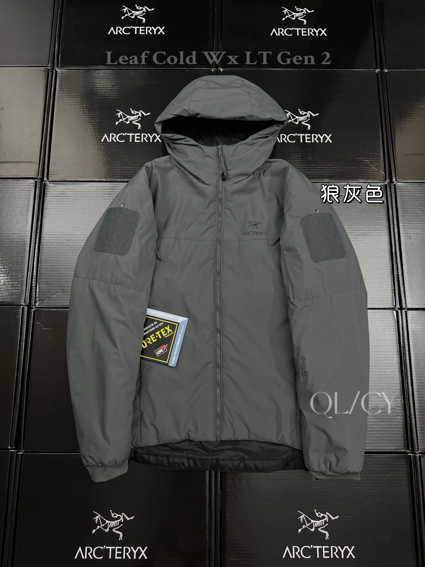 💰240 款号k62 Arcteryx/始祖鸟男女款军鸟棉服 Leaf Cold wx Lt Gen 2 防风保暖连帽棉服 冬季 情侣款军版向导级防风软壳厚棉服!这款外层用了N40p WINDSTOPPER 2L面料,填充Coreloft 100克级保暖棉,填补了军鸟中等厚度棉服的空白。属于Cold WX Lt 系列的有帽版本,全防风,很好的保暖,穿着轻巧舒适是其主要特点!一般作为外套使用,搭配其他中层和内衣使用。衣服面料为大名鼎鼎的windstopper面料,n40p 面料柔软度介于老款的Gossamera和Fusion的WS。所以既可用于外套,也可以搭配冲锋衣中间层使用. 特点: 1:外层WINDSTOPPER面料全防风,并有一定的防泼水,露,雪等能力,柔软度和耐用性均衡。填充材料Coreloft 有优秀的暖重比和热绝缘效率,易压缩性。拒水性很好。 2:内部腰部收紧拉链竖直设计最大效果防止和战术腰带发生钩挂和磨损。 3:肩部和手肘立体剪裁,具有优秀的运动性,不影响各种战术动作。 4:内部有一个带拉链的胸袋,外部有两个带拉链的插手袋,里面有开口可保证通讯线缆通过。左右双臂都有带拉链的臂袋,里面有挂环,可以利用臂袋存放物品。顶级配置1:1面料 做工,棉服!低调奢华,保暖性不输羽绒! 颜色:黑色/鳄鱼色/狼灰色 尺码:S-XXL 尺码表 S胸围118肩宽51衣长70 M胸围122肩宽53衣长72 L胸围126肩宽55衣长74 XL胸围130肩宽56衣长76 XXL胸围134肩宽57衣长78