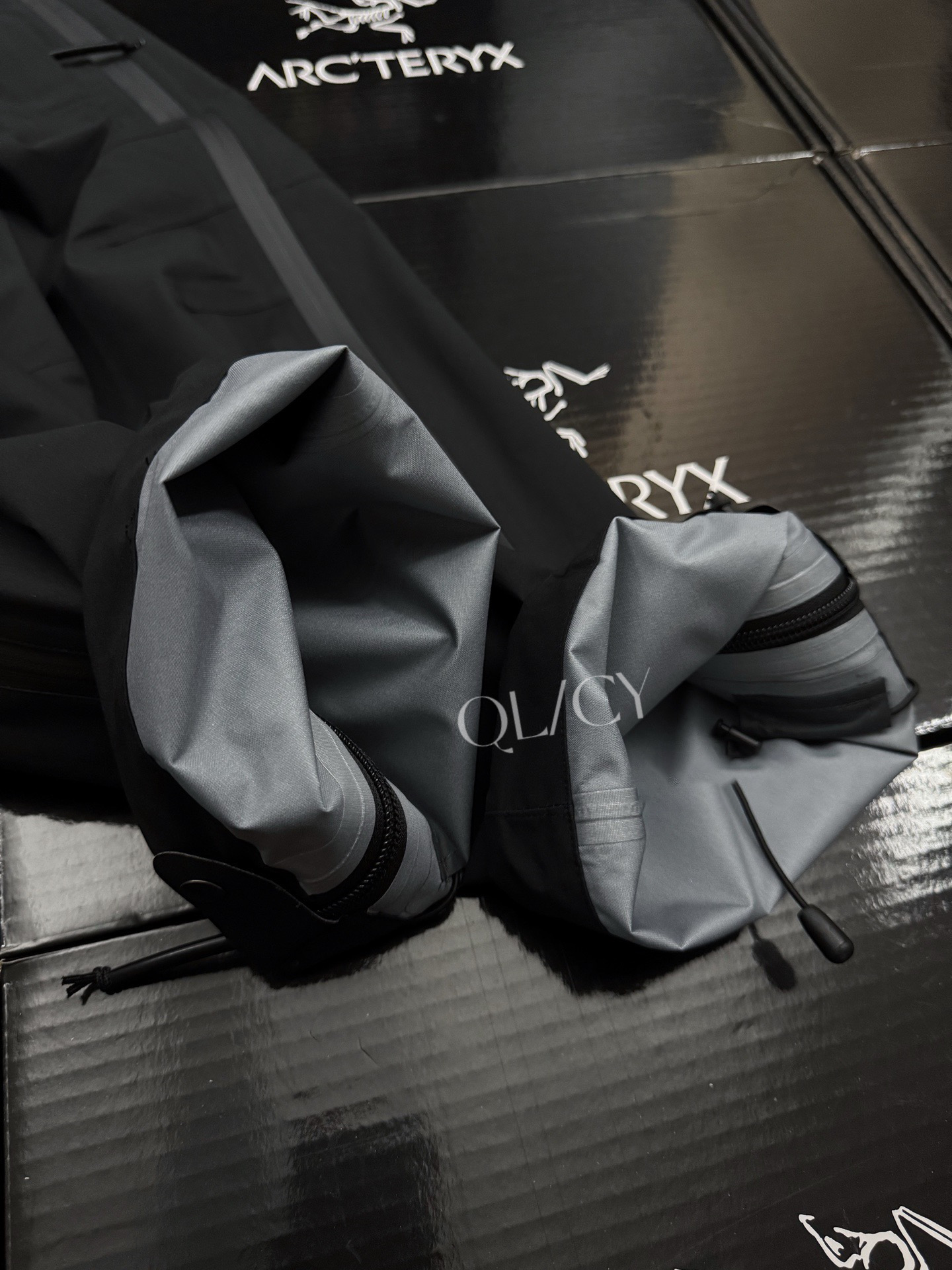 💰240 款号k60
Arcteryx军鸟冲锋裤 军板战术冲锋裤硬壳户外裤 始祖鸟 ALPHA Alpha系列 LEAF Algpa Pant LT 直筒宽松舒适冲锋裤 男女同款
顶级品质,台州制造!户外冲锋裤天花板! 军版迷彩战术冲锋裤硬壳户外裤
全压胶 防水透气速干,面料成分涤纶!
PRINCIPAL MATERIALS GORE-TEX-BD450 3L 40d Nylon Ripstop SCHOELLER Keprotec(instepreinforcement 众所周知,目前军鸟货源非常少,而且国外还限购,能买到军鸟和对国人友善的短板非常不容易大家且买且珍惜吧
LEAF(Law Enforcement and ArmedForces)鸟版的生产线主要针对君队更是高端中的级,俗称军鸟,属于稀有商品 这款ALPHALT男士冲锋裤是一款轻量级的冲锋裤,不仅轻量防水性能出色而且抗撕裂耐久同样出色。臀部以及膝盖经过特别缝合,穿着运动更加灵活。 两侧带防水拉链口袋可以防止随身物品进水,腰带设计可以方便穿脱。侧身贯穿置底的防水拉链设计、在户外越野时候用处真的太大了、可以拉开瞬间散热排汗、更是方便穿脱、遇到恶劣环境、下摆可以通过收绳收紧下口、防止蚊虫小动物进入、同时也起到防风保暖效果!
颜色: 黑色 迷彩
尺码:S-3XL