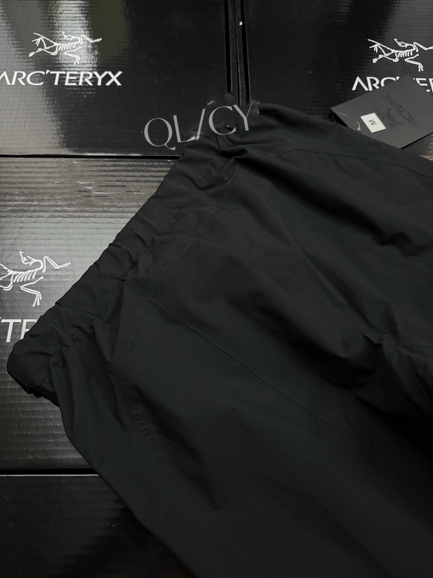 💰240 款号k60
Arcteryx军鸟冲锋裤 军板战术冲锋裤硬壳户外裤 始祖鸟 ALPHA Alpha系列 LEAF Algpa Pant LT 直筒宽松舒适冲锋裤 男女同款
顶级品质,台州制造!户外冲锋裤天花板! 军版迷彩战术冲锋裤硬壳户外裤
全压胶 防水透气速干,面料成分涤纶!
PRINCIPAL MATERIALS GORE-TEX-BD450 3L 40d Nylon Ripstop SCHOELLER Keprotec(instepreinforcement 众所周知,目前军鸟货源非常少,而且国外还限购,能买到军鸟和对国人友善的短板非常不容易大家且买且珍惜吧
LEAF(Law Enforcement and ArmedForces)鸟版的生产线主要针对君队更是高端中的级,俗称军鸟,属于稀有商品 这款ALPHALT男士冲锋裤是一款轻量级的冲锋裤,不仅轻量防水性能出色而且抗撕裂耐久同样出色。臀部以及膝盖经过特别缝合,穿着运动更加灵活。 两侧带防水拉链口袋可以防止随身物品进水,腰带设计可以方便穿脱。侧身贯穿置底的防水拉链设计、在户外越野时候用处真的太大了、可以拉开瞬间散热排汗、更是方便穿脱、遇到恶劣环境、下摆可以通过收绳收紧下口、防止蚊虫小动物进入、同时也起到防风保暖效果!
颜色: 黑色 迷彩
尺码:S-3XL