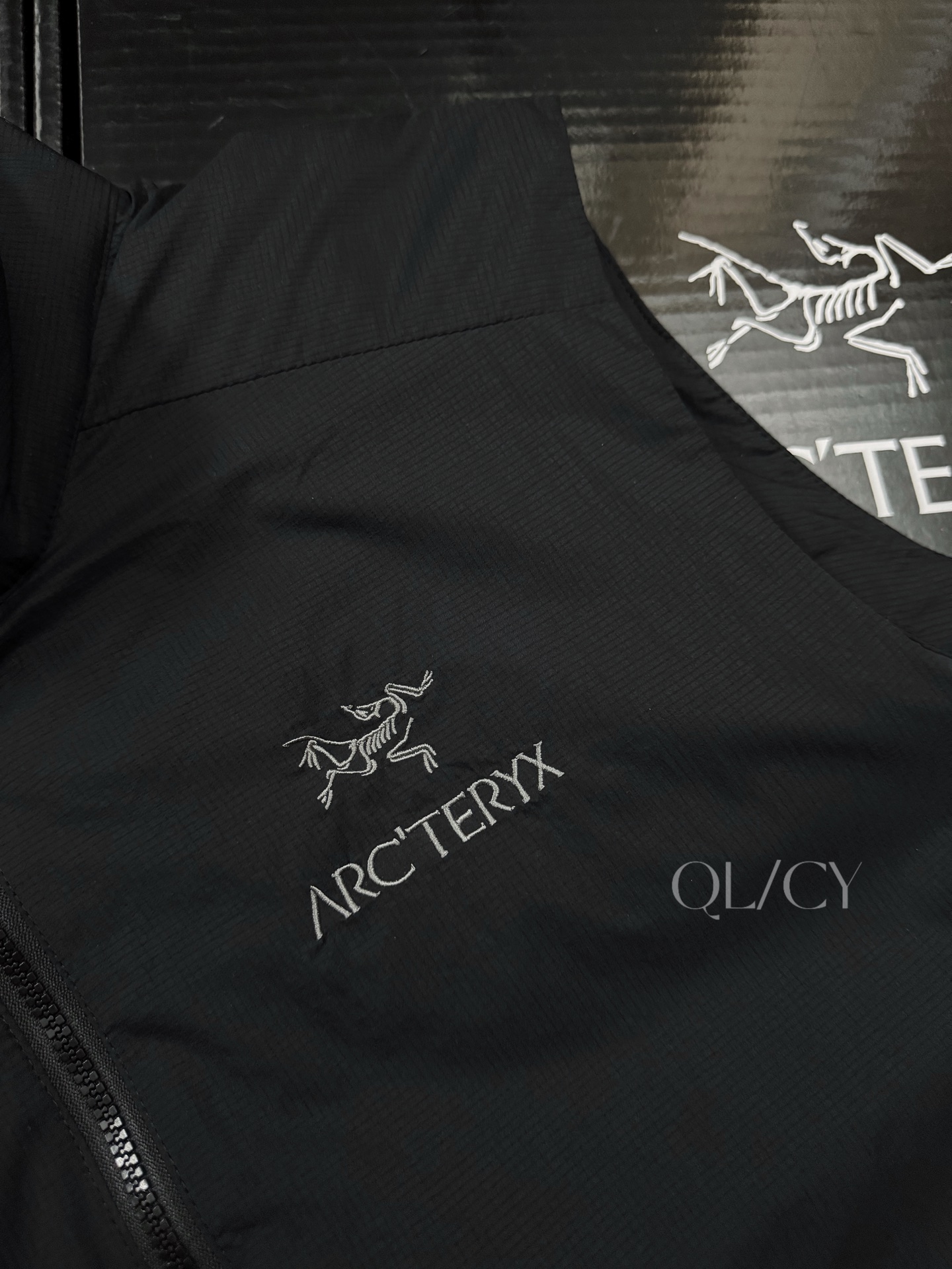 💰220 款号k61
始祖鸟阿童木Atom SL Vest 薄保暖棉马甲
Arc'teryx的Atom背心超轻便携,可轻松装入背包,适合夏季气温下降时穿着。可作为中间层或单独穿着,棉羽填充量适中,非常适合清晨跑步和登顶远眺时穿着。
⚠️原版就是薄棉设计,不是厚款不是质量差,刺客就是为了户外登山便携设计
弹力抓绒侧幅提高了通风透气性,且更加合身。
技术特点吸湿排汗透气
可压缩打包
保暖防风超轻薄下摆设计
可调下摆绳防止冷风进
颜色:黑色
尺码:S、M、L、XL、XXL
衣长:70 71 72 73 74
胸围:50 52 54 56 58
S码推荐120斤以内
M吗推荐140以内
L码推荐160 以内
XL码推荐180 以内
XXL推荐200以内