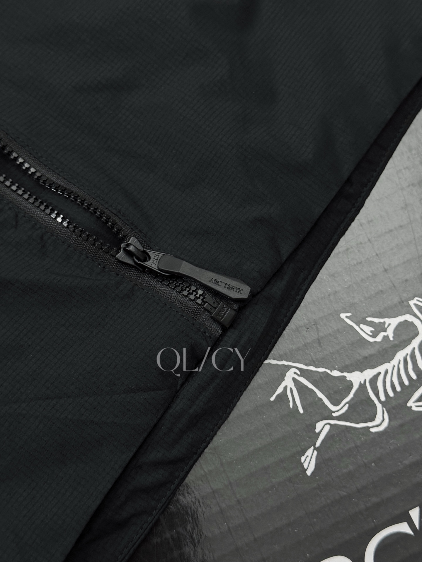 💰220 款号k61
始祖鸟阿童木Atom SL Vest 薄保暖棉马甲
Arc'teryx的Atom背心超轻便携,可轻松装入背包,适合夏季气温下降时穿着。可作为中间层或单独穿着,棉羽填充量适中,非常适合清晨跑步和登顶远眺时穿着。
⚠️原版就是薄棉设计,不是厚款不是质量差,刺客就是为了户外登山便携设计
弹力抓绒侧幅提高了通风透气性,且更加合身。
技术特点吸湿排汗透气
可压缩打包
保暖防风超轻薄下摆设计
可调下摆绳防止冷风进
颜色:黑色
尺码:S、M、L、XL、XXL
衣长:70 71 72 73 74
胸围:50 52 54 56 58
S码推荐120斤以内
M吗推荐140以内
L码推荐160 以内
XL码推荐180 以内
XXL推荐200以内