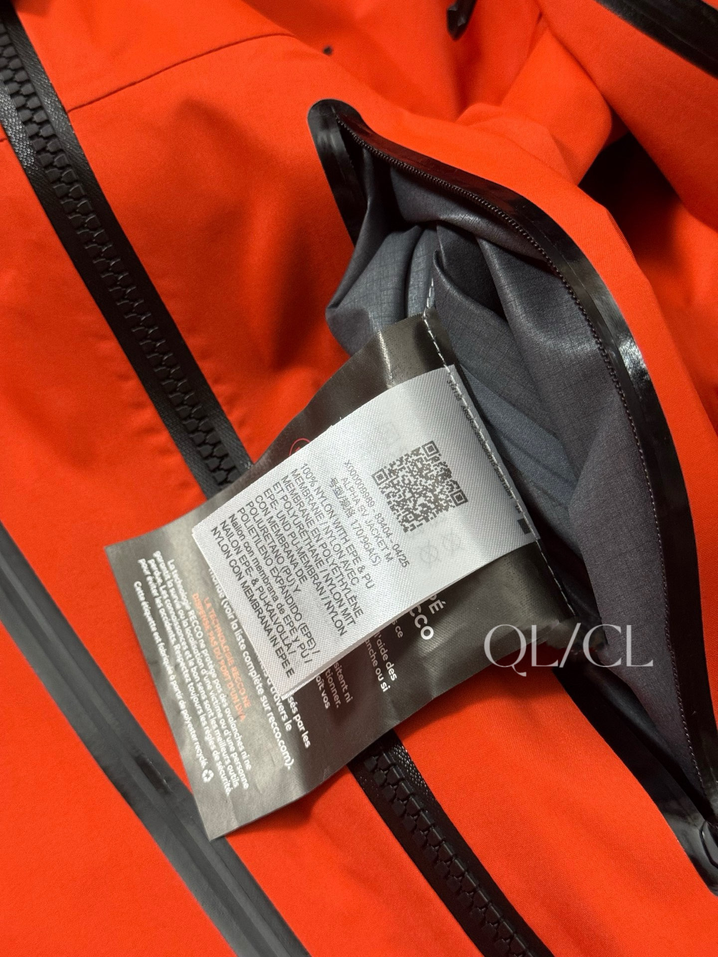 款号K66 全网独家 顶级品质 ARC'TERYX始祖鸟 ALPHA SV 第8代 硬壳连帽冲锋衣 防风 防水 透气 功能性外套 户外 登山服 Sv八代冲锋衣,台州顶级全溢胶工艺,鱼鳞纹内衬面料细节全部对标原版,可供光板直播 面料:采用经五年开发的新N80p-X GORE-TEX®面料 这款Alpha SV极度耐磨 柔软安静 紧密机织面料 防水 防雪 耐磨 表面平滑 拉链: 全部拉链带有ykk特定logo 以及TPU专订防水拉链头 颜色百分之100融合 整件衣服所有拉链 分解原版1.1专门特定特染 无偏差 两个内侧压胶口袋左臂设有WaterTightTM拉链口袋 刺绣: 采用日本田岛绣花机 此品牌已有70年历史 采用人造丝配线 细体且饱和 真正万针刺绣 不存在毛边锁边 紧绷 欢迎来样对比 辅料: 拆分原版 帽子 下摆 采用最新六代专配订制高弧度连体进口纽扣 所有气眼以及弹簧扣帽子配钟均为开模带logo, 专业的兼容头盔的帽兜设计 帽带和拉链都可以支持单手操作 冲切Velcro®魔术贴袖口粘扣带,减少累赘,不钩挂脱落,下摆部位的HemLock 夹层可良好的支持安全带的使用 颜色: 黑金 皇朝红 胸围:116 120 124 128 132 136 肩宽:48 49 50 51 52 53 袖长:62 63 64 67 68 衣长:70.5 72.5 74.5 76.5 77.5 78.5