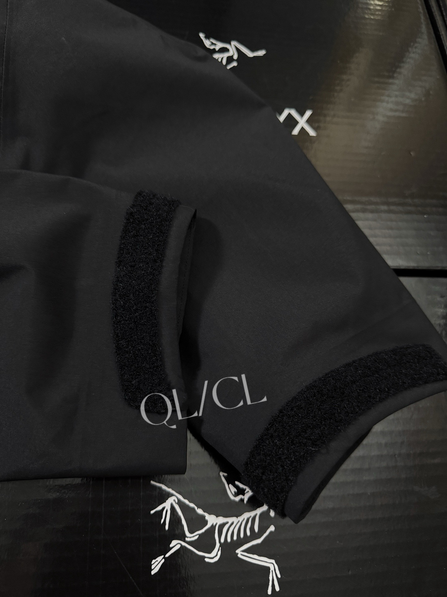 款号K66 全网独家 顶级品质 ARC'TERYX始祖鸟 ALPHA SV 第8代 硬壳连帽冲锋衣 防风 防水 透气 功能性外套 户外 登山服 Sv八代冲锋衣,台州顶级全溢胶工艺,鱼鳞纹内衬面料细节全部对标原版,可供光板直播 面料:采用经五年开发的新N80p-X GORE-TEX®面料 这款Alpha SV极度耐磨 柔软安静 紧密机织面料 防水 防雪 耐磨 表面平滑 拉链: 全部拉链带有ykk特定logo 以及TPU专订防水拉链头 颜色百分之100融合 整件衣服所有拉链 分解原版1.1专门特定特染 无偏差 两个内侧压胶口袋左臂设有WaterTightTM拉链口袋 刺绣: 采用日本田岛绣花机 此品牌已有70年历史 采用人造丝配线 细体且饱和 真正万针刺绣 不存在毛边锁边 紧绷 欢迎来样对比 辅料: 拆分原版 帽子 下摆 采用最新六代专配订制高弧度连体进口纽扣 所有气眼以及弹簧扣帽子配钟均为开模带logo, 专业的兼容头盔的帽兜设计 帽带和拉链都可以支持单手操作 冲切Velcro®魔术贴袖口粘扣带,减少累赘,不钩挂脱落,下摆部位的HemLock 夹层可良好的支持安全带的使用 颜色: 黑金 皇朝红 胸围:116 120 124 128 132 136 肩宽:48 49 50 51 52 53 袖长:62 63 64 67 68 衣长:70.5 72.5 74.5 76.5 77.5 78.5