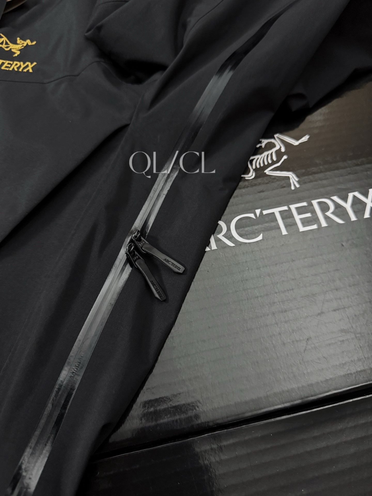 款号K66 全网独家 顶级品质 ARC'TERYX始祖鸟 ALPHA SV 第8代 硬壳连帽冲锋衣 防风 防水 透气 功能性外套 户外 登山服 Sv八代冲锋衣,台州顶级全溢胶工艺,鱼鳞纹内衬面料细节全部对标原版,可供光板直播 面料:采用经五年开发的新N80p-X GORE-TEX®面料 这款Alpha SV极度耐磨 柔软安静 紧密机织面料 防水 防雪 耐磨 表面平滑 拉链: 全部拉链带有ykk特定logo 以及TPU专订防水拉链头 颜色百分之100融合 整件衣服所有拉链 分解原版1.1专门特定特染 无偏差 两个内侧压胶口袋左臂设有WaterTightTM拉链口袋 刺绣: 采用日本田岛绣花机 此品牌已有70年历史 采用人造丝配线 细体且饱和 真正万针刺绣 不存在毛边锁边 紧绷 欢迎来样对比 辅料: 拆分原版 帽子 下摆 采用最新六代专配订制高弧度连体进口纽扣 所有气眼以及弹簧扣帽子配钟均为开模带logo, 专业的兼容头盔的帽兜设计 帽带和拉链都可以支持单手操作 冲切Velcro®魔术贴袖口粘扣带,减少累赘,不钩挂脱落,下摆部位的HemLock 夹层可良好的支持安全带的使用 颜色: 黑金 皇朝红 胸围:116 120 124 128 132 136 肩宽:48 49 50 51 52 53 袖长:62 63 64 67 68 衣长:70.5 72.5 74.5 76.5 77.5 78.5