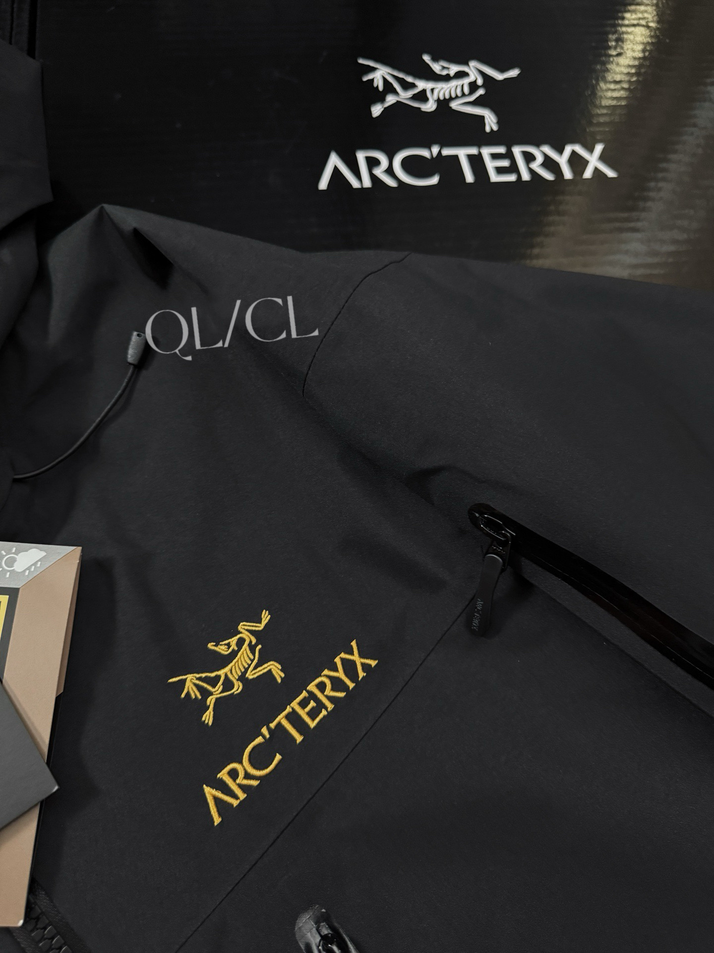 款号K66 全网独家 顶级品质 ARC'TERYX始祖鸟 ALPHA SV 第8代 硬壳连帽冲锋衣 防风 防水 透气 功能性外套 户外 登山服 Sv八代冲锋衣,台州顶级全溢胶工艺,鱼鳞纹内衬面料细节全部对标原版,可供光板直播 面料:采用经五年开发的新N80p-X GORE-TEX®面料 这款Alpha SV极度耐磨 柔软安静 紧密机织面料 防水 防雪 耐磨 表面平滑 拉链: 全部拉链带有ykk特定logo 以及TPU专订防水拉链头 颜色百分之100融合 整件衣服所有拉链 分解原版1.1专门特定特染 无偏差 两个内侧压胶口袋左臂设有WaterTightTM拉链口袋 刺绣: 采用日本田岛绣花机 此品牌已有70年历史 采用人造丝配线 细体且饱和 真正万针刺绣 不存在毛边锁边 紧绷 欢迎来样对比 辅料: 拆分原版 帽子 下摆 采用最新六代专配订制高弧度连体进口纽扣 所有气眼以及弹簧扣帽子配钟均为开模带logo, 专业的兼容头盔的帽兜设计 帽带和拉链都可以支持单手操作 冲切Velcro®魔术贴袖口粘扣带,减少累赘,不钩挂脱落,下摆部位的HemLock 夹层可良好的支持安全带的使用 颜色: 黑金 皇朝红 胸围:116 120 124 128 132 136 肩宽:48 49 50 51 52 53 袖长:62 63 64 67 68 衣长:70.5 72.5 74.5 76.5 77.5 78.5