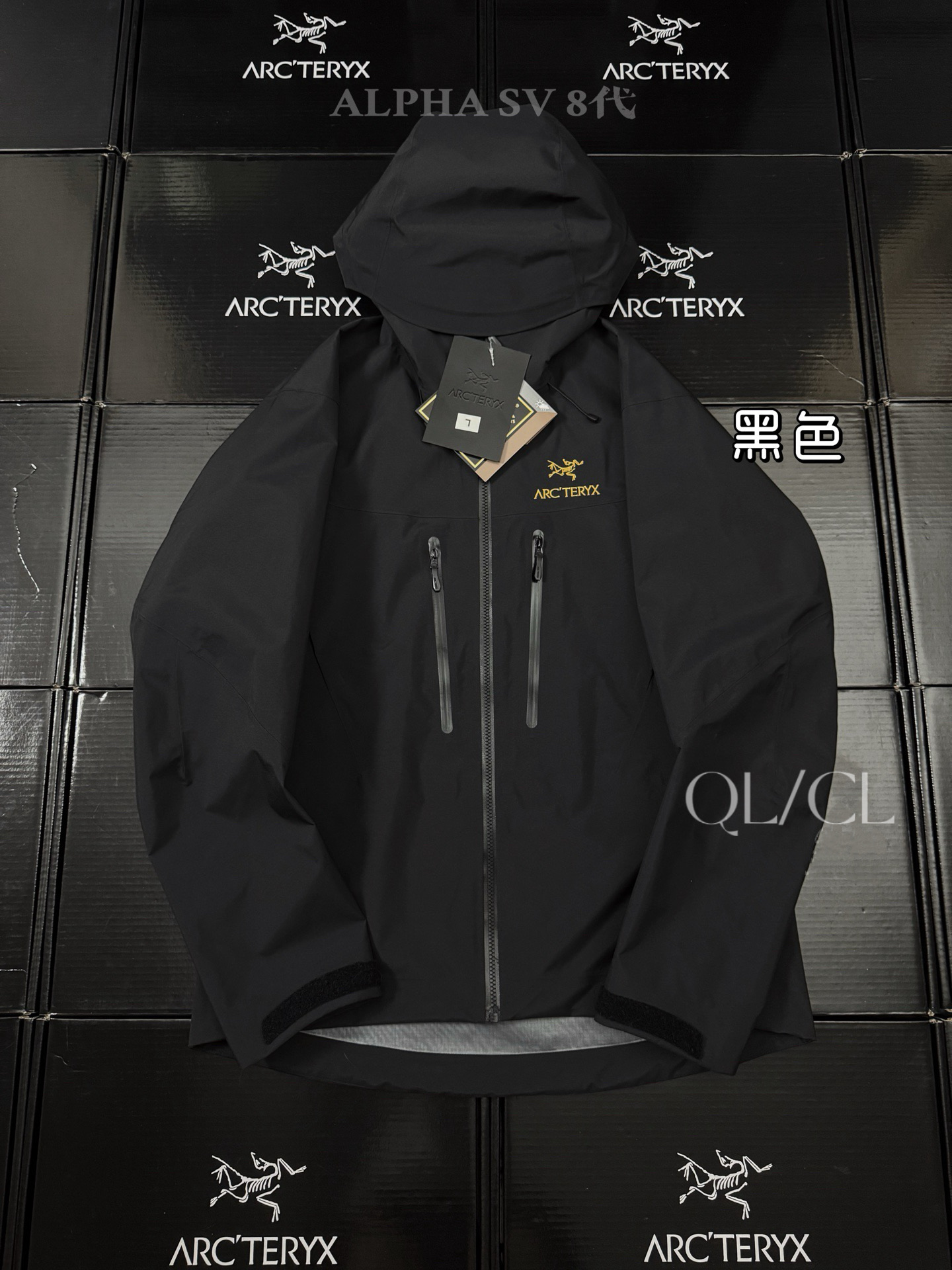 款号K66 全网独家 顶级品质 ARC'TERYX始祖鸟 ALPHA SV 第8代 硬壳连帽冲锋衣 防风 防水 透气 功能性外套 户外 登山服 Sv八代冲锋衣,台州顶级全溢胶工艺,鱼鳞纹内衬面料细节全部对标原版,可供光板直播 面料:采用经五年开发的新N80p-X GORE-TEX®面料 这款Alpha SV极度耐磨 柔软安静 紧密机织面料 防水 防雪 耐磨 表面平滑 拉链: 全部拉链带有ykk特定logo 以及TPU专订防水拉链头 颜色百分之100融合 整件衣服所有拉链 分解原版1.1专门特定特染 无偏差 两个内侧压胶口袋左臂设有WaterTightTM拉链口袋 刺绣: 采用日本田岛绣花机 此品牌已有70年历史 采用人造丝配线 细体且饱和 真正万针刺绣 不存在毛边锁边 紧绷 欢迎来样对比 辅料: 拆分原版 帽子 下摆 采用最新六代专配订制高弧度连体进口纽扣 所有气眼以及弹簧扣帽子配钟均为开模带logo, 专业的兼容头盔的帽兜设计 帽带和拉链都可以支持单手操作 冲切Velcro®魔术贴袖口粘扣带,减少累赘,不钩挂脱落,下摆部位的HemLock 夹层可良好的支持安全带的使用 颜色: 黑金 皇朝红 胸围:116 120 124 128 132 136 肩宽:48 49 50 51 52 53 袖长:62 63 64 67 68 衣长:70.5 72.5 74.5 76.5 77.5 78.5