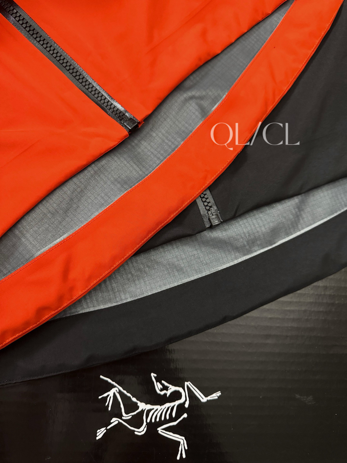 款号K66 合集图 全网独家 顶级品质 ARC'TERYX始祖鸟 ALPHA SV 第8代 硬壳连帽冲锋衣 防风 防水 透气 功能性外套 户外 登山服 Sv八代冲锋衣,台州顶级全溢胶工艺,鱼鳞纹内衬面料细节全部对标原版,可供光板直播 面料:采用经五年开发的新N80p-X GORE-TEX®面料 这款Alpha SV极度耐磨 柔软安静 紧密机织面料 防水 防雪 耐磨 表面平滑 拉链: 全部拉链带有ykk特定logo 以及TPU专订防水拉链头 颜色百分之100融合 整件衣服所有拉链 分解原版1.1专门特定特染 无偏差 两个内侧压胶口袋左臂设有WaterTightTM拉链口袋 刺绣: 采用日本田岛绣花机 此品牌已有70年历史 采用人造丝配线 细体且饱和 真正万针刺绣 不存在毛边锁边 紧绷 欢迎来样对比 辅料: 拆分原版 帽子 下摆 采用最新六代专配订制高弧度连体进口纽扣 所有气眼以及弹簧扣帽子配钟均为开模带logo, 专业的兼容头盔的帽兜设计 帽带和拉链都可以支持单手操作 冲切Velcro®魔术贴袖口粘扣带,减少累赘,不钩挂脱落,下摆部位的HemLock 夹层可良好的支持安全带的使用 颜色: 黑金 皇朝红 胸围:116 120 124 128 132 136 肩宽:48 49 50 51 52 53 袖长:62 63 64 67 68 衣长:70.5 72.5 74.5 76.5 77.5 78.5