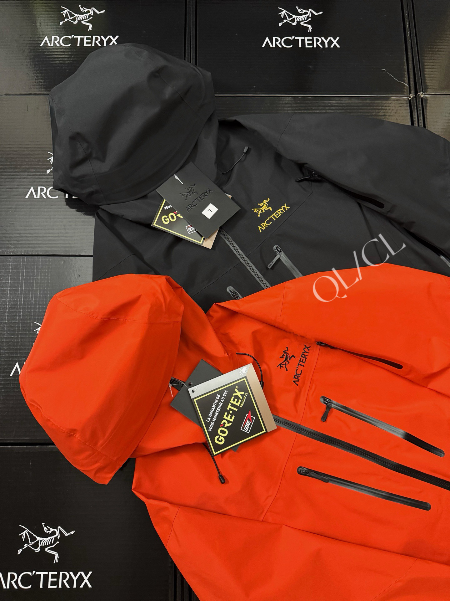 款号K66 合集图 全网独家 顶级品质 ARC'TERYX始祖鸟 ALPHA SV 第8代 硬壳连帽冲锋衣 防风 防水 透气 功能性外套 户外 登山服 Sv八代冲锋衣,台州顶级全溢胶工艺,鱼鳞纹内衬面料细节全部对标原版,可供光板直播 面料:采用经五年开发的新N80p-X GORE-TEX®面料 这款Alpha SV极度耐磨 柔软安静 紧密机织面料 防水 防雪 耐磨 表面平滑 拉链: 全部拉链带有ykk特定logo 以及TPU专订防水拉链头 颜色百分之100融合 整件衣服所有拉链 分解原版1.1专门特定特染 无偏差 两个内侧压胶口袋左臂设有WaterTightTM拉链口袋 刺绣: 采用日本田岛绣花机 此品牌已有70年历史 采用人造丝配线 细体且饱和 真正万针刺绣 不存在毛边锁边 紧绷 欢迎来样对比 辅料: 拆分原版 帽子 下摆 采用最新六代专配订制高弧度连体进口纽扣 所有气眼以及弹簧扣帽子配钟均为开模带logo, 专业的兼容头盔的帽兜设计 帽带和拉链都可以支持单手操作 冲切Velcro®魔术贴袖口粘扣带,减少累赘,不钩挂脱落,下摆部位的HemLock 夹层可良好的支持安全带的使用 颜色: 黑金 皇朝红 胸围:116 120 124 128 132 136 肩宽:48 49 50 51 52 53 袖长:62 63 64 67 68 衣长:70.5 72.5 74.5 76.5 77.5 78.5