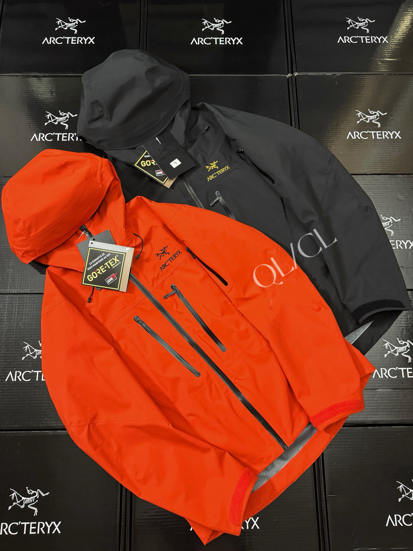 款号K66 合集图 全网独家 顶级品质 ARC'TERYX始祖鸟 ALPHA SV 第8代 硬壳连帽冲锋衣 防风 防水 透气 功能性外套 户外 登山服 Sv八代冲锋衣,台州顶级全溢胶工艺,鱼鳞纹内衬面料细节全部对标原版,可供光板直播 面料:采用经五年开发的新N80p-X GORE-TEX®面料 这款Alpha SV极度耐磨 柔软安静 紧密机织面料 防水 防雪 耐磨 表面平滑 拉链: 全部拉链带有ykk特定logo 以及TPU专订防水拉链头 颜色百分之100融合 整件衣服所有拉链 分解原版1.1专门特定特染 无偏差 两个内侧压胶口袋左臂设有WaterTightTM拉链口袋 刺绣: 采用日本田岛绣花机 此品牌已有70年历史 采用人造丝配线 细体且饱和 真正万针刺绣 不存在毛边锁边 紧绷 欢迎来样对比 辅料: 拆分原版 帽子 下摆 采用最新六代专配订制高弧度连体进口纽扣 所有气眼以及弹簧扣帽子配钟均为开模带logo, 专业的兼容头盔的帽兜设计 帽带和拉链都可以支持单手操作 冲切Velcro®魔术贴袖口粘扣带,减少累赘,不钩挂脱落,下摆部位的HemLock 夹层可良好的支持安全带的使用 颜色: 黑金 皇朝红 胸围:116 120 124 128 132 136 肩宽:48 49 50 51 52 53 袖长:62 63 64 67 68 衣长:70.5 72.5 74.5 76.5 77.5 78.5