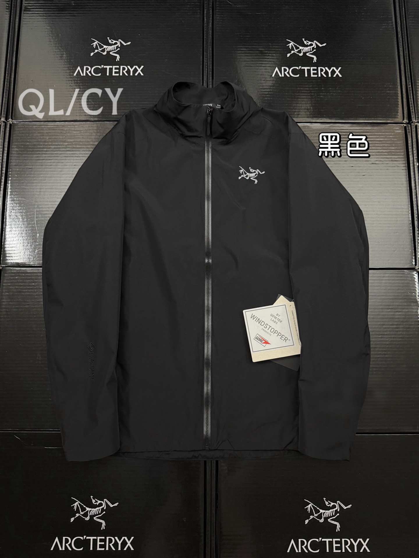 款号D08 Arcteryx始祖鸟 Solano Hoody Jacket 城市通勤刺绣Logo防风抗水 软壳衣 索拉诺立领外套夹克梭织情侣外套上衣 户外与日常生活相辅相成,实现了两者的巧妙结合.外壳采用 X9650 全衣刺绣细节 定制辅料面料 均带logo 全部对版 P50WINDSTOPPER2L面料,目前国际公认的高端面料,防风防水透气,最大限度的减少外界环境对衣服表面造成的伤害.出色的窄化压胶设计,增加了透气的面积,使穿着不会有闷热潮湿的感觉. 户外通勤的良好选择 轻薄便捷,针对跑步运动设计,弹性透气面料提供运动,舒展性与透气性,可排出运动中产生的多余热量与汗水.蕞火爆的 BataJack再一次火爆上新啦老客户都知道这款经典的防风夹克有多么的实用和火爆! 可以说是人人都能驾驭的款!不论高矮穿上都好看! 独家品质 给你们重磅一击  颜色 : 原石绿 隐秘灰 黑色 (只有黑色有3XL) 衣长:71 72 74 76 77 78 胸围:50 54 58 62 66 68 袖长:62.5 63.5 64.5 65.5 66.5 肩宽:45 47 49 51 53 S码推荐100-120斤 M码推荐120-140斤 L码推荐140-150斤 XL码推荐150-170斤 XXL码推荐170-190斤 3XL 码推荐190-210斤