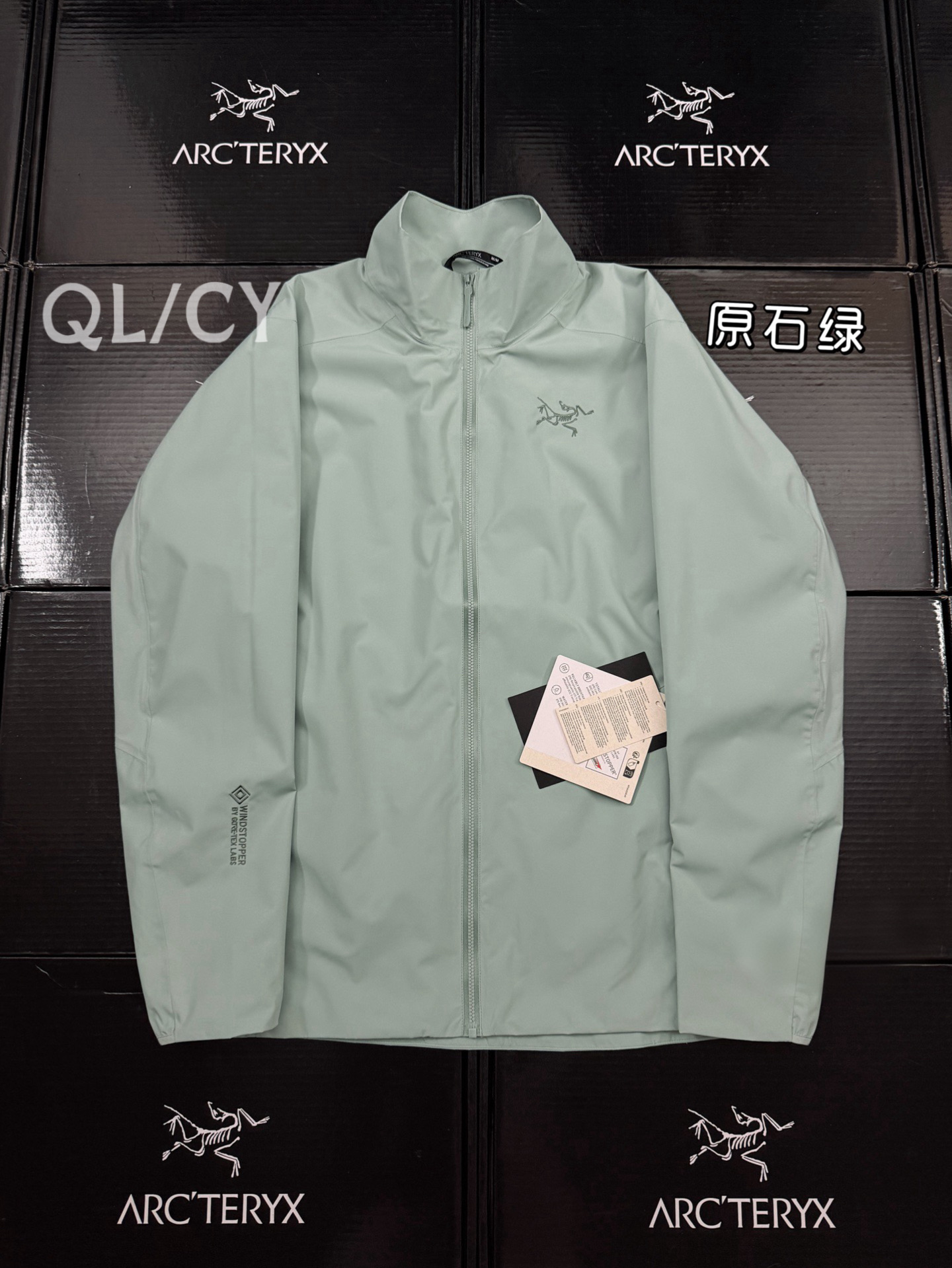 款号D08 Arcteryx始祖鸟 Solano Hoody Jacket 城市通勤刺绣Logo防风抗水 软壳衣 索拉诺立领外套夹克梭织情侣外套上衣 户外与日常生活相辅相成,实现了两者的巧妙结合.外壳采用 X9650 全衣刺绣细节 定制辅料面料 均带logo 全部对版 P50WINDSTOPPER2L面料,目前国际公认的高端面料,防风防水透气,最大限度的减少外界环境对衣服表面造成的伤害.出色的窄化压胶设计,增加了透气的面积,使穿着不会有闷热潮湿的感觉. 户外通勤的良好选择 轻薄便捷,针对跑步运动设计,弹性透气面料提供运动,舒展性与透气性,可排出运动中产生的多余热量与汗水.蕞火爆的 BataJack再一次火爆上新啦老客户都知道这款经典的防风夹克有多么的实用和火爆! 可以说是人人都能驾驭的款!不论高矮穿上都好看! 独家品质 给你们重磅一击  颜色 : 原石绿 隐秘灰 黑色 (只有黑色有3XL) 衣长:71 72 74 76 77 78 胸围:50 54 58 62 66 68 袖长:62.5 63.5 64.5 65.5 66.5 肩宽:45 47 49 51 53 S码推荐100-120斤 M码推荐120-140斤 L码推荐140-150斤 XL码推荐150-170斤 XXL码推荐170-190斤 3XL 码推荐190-210斤
