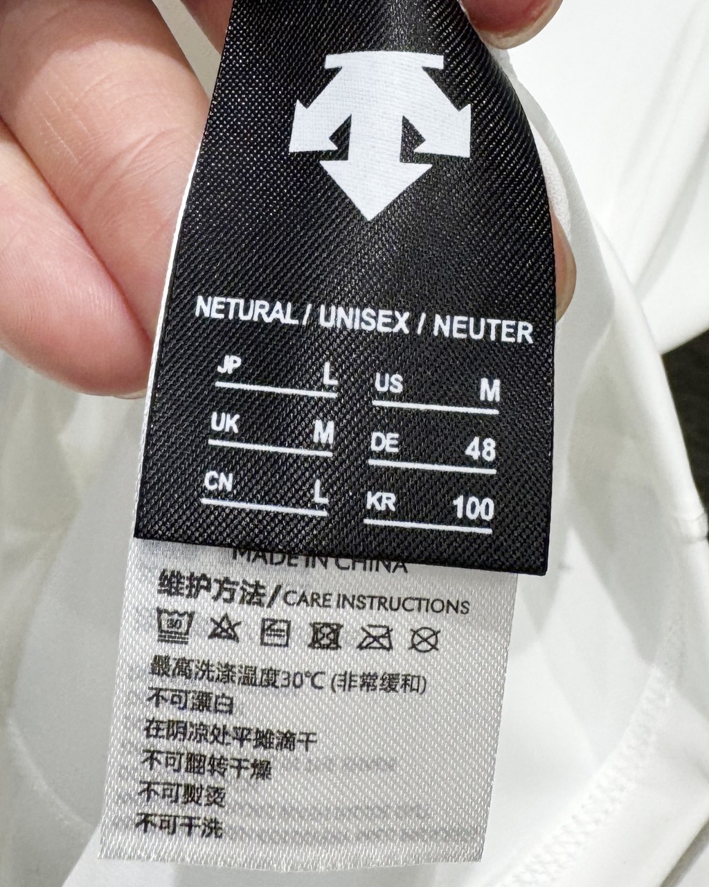 💰95
迪桑特四色女款冰丝速干短袖圆领T恤DESCENTE迪桑特女士抗菌凉感透气短袖专业级吸汗速干运动衫,偏修身型瑜伽健身衣,运动无拘束,凸显身材,裸感支撑,专利面料第二层皮肤,真的超级赞!轻盈裸感亲肤透气,四面弹,全身感觉轻且薄不透肉,上身贴合人体,修身凸显身材,保证你的男神会回头两次夏季这款短袖,适用于任何场所,上班、休闲、健身、跑步、运动、居家等等,都可无拘束上身,超级棒的一款纯色经典,适合任意年龄段,不用犹豫,入就对了!纯色经典,适合任何任意年龄段任何场景,不管是运动健身,还是平时内搭,居家或者外出休闲,都可随意上身,绝对的好搭
颜色:黑色/白色/粉色/紫色
尺码:M-XXL
尺码表
M胸围92袖长21衣长56
L胸围96袖长22衣长61
XL胸围100袖长23衣长63
XXL胸围104袖长24衣长65