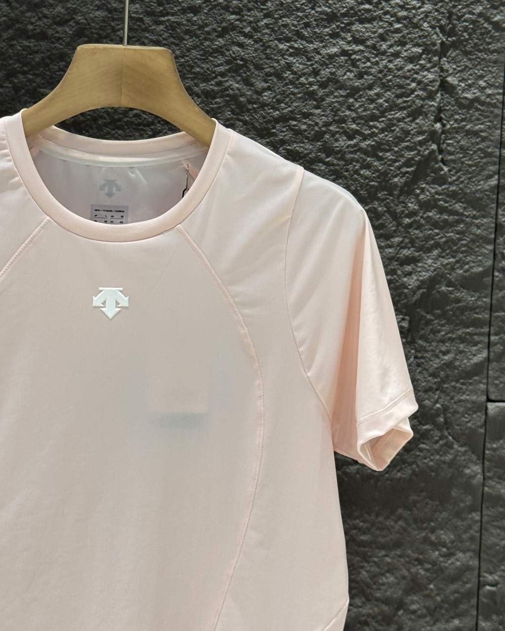 💰95
迪桑特四色女款冰丝速干短袖圆领T恤DESCENTE迪桑特女士抗菌凉感透气短袖专业级吸汗速干运动衫,偏修身型瑜伽健身衣,运动无拘束,凸显身材,裸感支撑,专利面料第二层皮肤,真的超级赞!轻盈裸感亲肤透气,四面弹,全身感觉轻且薄不透肉,上身贴合人体,修身凸显身材,保证你的男神会回头两次夏季这款短袖,适用于任何场所,上班、休闲、健身、跑步、运动、居家等等,都可无拘束上身,超级棒的一款纯色经典,适合任意年龄段,不用犹豫,入就对了!纯色经典,适合任何任意年龄段任何场景,不管是运动健身,还是平时内搭,居家或者外出休闲,都可随意上身,绝对的好搭
颜色:黑色/白色/粉色/紫色
尺码:M-XXL
尺码表
M胸围92袖长21衣长56
L胸围96袖长22衣长61
XL胸围100袖长23衣长63
XXL胸围104袖长24衣长65
