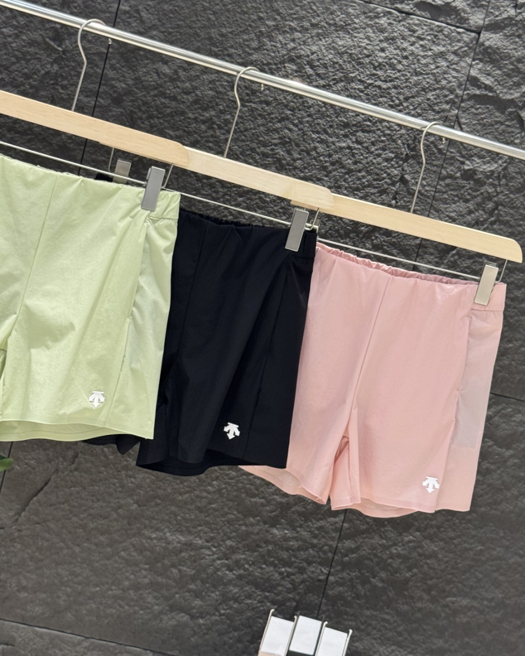 💰100
迪桑特三色女士短裤!DESCENTE迪桑特WOMEN’S TRAINING系列女士梭织短裤夏季新品,梭织奢级面料,重新诠释舒适哲学严选SCHEMATECH纱线织造,面料触感冰爽,凉感亲肤,同时具有接触瞬间凉感功能,兼具挺括垂坠感与透气吸湿性,高温夏日也能保持自在清爽。细腻织纹彰显高级质感,从细节处流露不凡品味。底边无痕压胶设计风格 侧兜拉链开模定制 三色高阶色系,承包你的四季衣橱从基础百搭色到流行莫兰迪色系全覆盖。无论是搭配潮牌印花T恤、简约纯色背心,还是oversize衬衫叠穿,皆能碰撞出独特风格火花,弹性腰围设计:内置高弹橡筋,兼顾舒适度与包容性,静态穿搭有型,动态活动无束缚。为日常穿搭注入毫不费力的高级,无论是追求简约的极简主义者,还是热衷混搭的潮流玩家,都能在这找到属于自己的风格答案
颜色:黑色/粉色/绿色
尺码:M-XXL
尺码表
M裤长35臀围51腰围34建议90-105斤
L裤长36.5臀围53腰围36建议105-120斤
XL裤长38臀围55腰围38建议120-130斤
XXL裤长39.5臀围57腰围40建议135-145斤