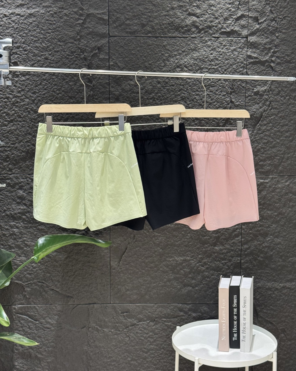 💰100
迪桑特三色女士短裤!DESCENTE迪桑特WOMEN’S TRAINING系列女士梭织短裤夏季新品,梭织奢级面料,重新诠释舒适哲学严选SCHEMATECH纱线织造,面料触感冰爽,凉感亲肤,同时具有接触瞬间凉感功能,兼具挺括垂坠感与透气吸湿性,高温夏日也能保持自在清爽。细腻织纹彰显高级质感,从细节处流露不凡品味。底边无痕压胶设计风格 侧兜拉链开模定制 三色高阶色系,承包你的四季衣橱从基础百搭色到流行莫兰迪色系全覆盖。无论是搭配潮牌印花T恤、简约纯色背心,还是oversize衬衫叠穿,皆能碰撞出独特风格火花,弹性腰围设计:内置高弹橡筋,兼顾舒适度与包容性,静态穿搭有型,动态活动无束缚。为日常穿搭注入毫不费力的高级,无论是追求简约的极简主义者,还是热衷混搭的潮流玩家,都能在这找到属于自己的风格答案
颜色:黑色/粉色/绿色
尺码:M-XXL
尺码表
M裤长35臀围51腰围34建议90-105斤
L裤长36.5臀围53腰围36建议105-120斤
XL裤长38臀围55腰围38建议120-130斤
XXL裤长39.5臀围57腰围40建议135-145斤