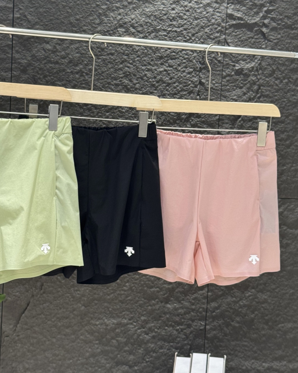 💰100
迪桑特三色女士短裤!DESCENTE迪桑特WOMEN’S TRAINING系列女士梭织短裤夏季新品,梭织奢级面料,重新诠释舒适哲学严选SCHEMATECH纱线织造,面料触感冰爽,凉感亲肤,同时具有接触瞬间凉感功能,兼具挺括垂坠感与透气吸湿性,高温夏日也能保持自在清爽。细腻织纹彰显高级质感,从细节处流露不凡品味。底边无痕压胶设计风格 侧兜拉链开模定制 三色高阶色系,承包你的四季衣橱从基础百搭色到流行莫兰迪色系全覆盖。无论是搭配潮牌印花T恤、简约纯色背心,还是oversize衬衫叠穿,皆能碰撞出独特风格火花,弹性腰围设计:内置高弹橡筋,兼顾舒适度与包容性,静态穿搭有型,动态活动无束缚。为日常穿搭注入毫不费力的高级,无论是追求简约的极简主义者,还是热衷混搭的潮流玩家,都能在这找到属于自己的风格答案
颜色:黑色/粉色/绿色
尺码:M-XXL
尺码表
M裤长35臀围51腰围34建议90-105斤
L裤长36.5臀围53腰围36建议105-120斤
XL裤长38臀围55腰围38建议120-130斤
XXL裤长39.5臀围57腰围40建议135-145斤