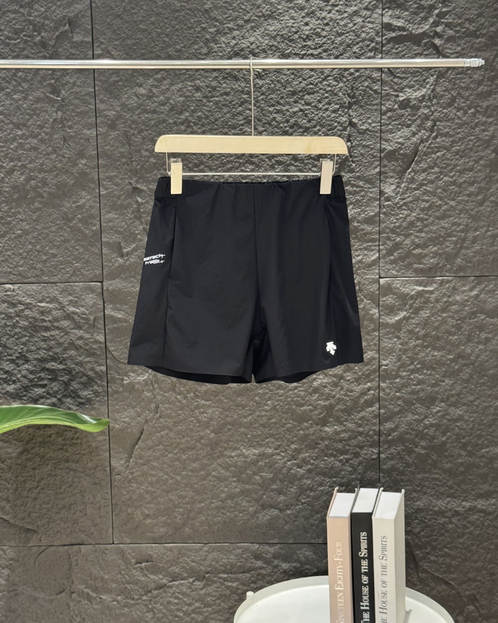 💰100
迪桑特三色女士短裤!DESCENTE迪桑特WOMEN’S TRAINING系列女士梭织短裤夏季新品,梭织奢级面料,重新诠释舒适哲学严选SCHEMATECH纱线织造,面料触感冰爽,凉感亲肤,同时具有接触瞬间凉感功能,兼具挺括垂坠感与透气吸湿性,高温夏日也能保持自在清爽。细腻织纹彰显高级质感,从细节处流露不凡品味。底边无痕压胶设计风格 侧兜拉链开模定制 三色高阶色系,承包你的四季衣橱从基础百搭色到流行莫兰迪色系全覆盖。无论是搭配潮牌印花T恤、简约纯色背心,还是oversize衬衫叠穿,皆能碰撞出独特风格火花,弹性腰围设计:内置高弹橡筋,兼顾舒适度与包容性,静态穿搭有型,动态活动无束缚。为日常穿搭注入毫不费力的高级,无论是追求简约的极简主义者,还是热衷混搭的潮流玩家,都能在这找到属于自己的风格答案
颜色:黑色/粉色/绿色
尺码:M-XXL
尺码表
M裤长35臀围51腰围34建议90-105斤
L裤长36.5臀围53腰围36建议105-120斤
XL裤长38臀围55腰围38建议120-130斤
XXL裤长39.5臀围57腰围40建议135-145斤