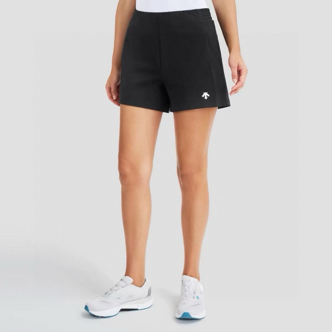 💰100
迪桑特三色女士短裤!DESCENTE迪桑特WOMEN’S TRAINING系列女士梭织短裤夏季新品,梭织奢级面料,重新诠释舒适哲学严选SCHEMATECH纱线织造,面料触感冰爽,凉感亲肤,同时具有接触瞬间凉感功能,兼具挺括垂坠感与透气吸湿性,高温夏日也能保持自在清爽。细腻织纹彰显高级质感,从细节处流露不凡品味。底边无痕压胶设计风格 侧兜拉链开模定制 三色高阶色系,承包你的四季衣橱从基础百搭色到流行莫兰迪色系全覆盖。无论是搭配潮牌印花T恤、简约纯色背心,还是oversize衬衫叠穿,皆能碰撞出独特风格火花,弹性腰围设计:内置高弹橡筋,兼顾舒适度与包容性,静态穿搭有型,动态活动无束缚。为日常穿搭注入毫不费力的高级,无论是追求简约的极简主义者,还是热衷混搭的潮流玩家,都能在这找到属于自己的风格答案
颜色:黑色/粉色/绿色
尺码:M-XXL
尺码表
M裤长35臀围51腰围34建议90-105斤
L裤长36.5臀围53腰围36建议105-120斤
XL裤长38臀围55腰围38建议120-130斤
XXL裤长39.5臀围57腰围40建议135-145斤
