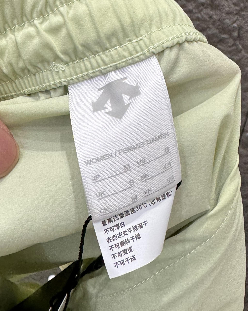 💰100
迪桑特三色女士短裤!DESCENTE迪桑特WOMEN’S TRAINING系列女士梭织短裤夏季新品,梭织奢级面料,重新诠释舒适哲学严选SCHEMATECH纱线织造,面料触感冰爽,凉感亲肤,同时具有接触瞬间凉感功能,兼具挺括垂坠感与透气吸湿性,高温夏日也能保持自在清爽。细腻织纹彰显高级质感,从细节处流露不凡品味。底边无痕压胶设计风格 侧兜拉链开模定制 三色高阶色系,承包你的四季衣橱从基础百搭色到流行莫兰迪色系全覆盖。无论是搭配潮牌印花T恤、简约纯色背心,还是oversize衬衫叠穿,皆能碰撞出独特风格火花,弹性腰围设计:内置高弹橡筋,兼顾舒适度与包容性,静态穿搭有型,动态活动无束缚。为日常穿搭注入毫不费力的高级,无论是追求简约的极简主义者,还是热衷混搭的潮流玩家,都能在这找到属于自己的风格答案
颜色:黑色/粉色/绿色
尺码:M-XXL
尺码表
M裤长35臀围51腰围34建议90-105斤
L裤长36.5臀围53腰围36建议105-120斤
XL裤长38臀围55腰围38建议120-130斤
XXL裤长39.5臀围57腰围40建议135-145斤