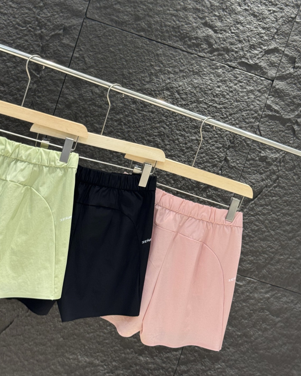 💰100
迪桑特三色女士短裤!DESCENTE迪桑特WOMEN’S TRAINING系列女士梭织短裤夏季新品,梭织奢级面料,重新诠释舒适哲学严选SCHEMATECH纱线织造,面料触感冰爽,凉感亲肤,同时具有接触瞬间凉感功能,兼具挺括垂坠感与透气吸湿性,高温夏日也能保持自在清爽。细腻织纹彰显高级质感,从细节处流露不凡品味。底边无痕压胶设计风格 侧兜拉链开模定制 三色高阶色系,承包你的四季衣橱从基础百搭色到流行莫兰迪色系全覆盖。无论是搭配潮牌印花T恤、简约纯色背心,还是oversize衬衫叠穿,皆能碰撞出独特风格火花,弹性腰围设计:内置高弹橡筋,兼顾舒适度与包容性,静态穿搭有型,动态活动无束缚。为日常穿搭注入毫不费力的高级,无论是追求简约的极简主义者,还是热衷混搭的潮流玩家,都能在这找到属于自己的风格答案
颜色:黑色/粉色/绿色
尺码:M-XXL
尺码表
M裤长35臀围51腰围34建议90-105斤
L裤长36.5臀围53腰围36建议105-120斤
XL裤长38臀围55腰围38建议120-130斤
XXL裤长39.5臀围57腰围40建议135-145斤