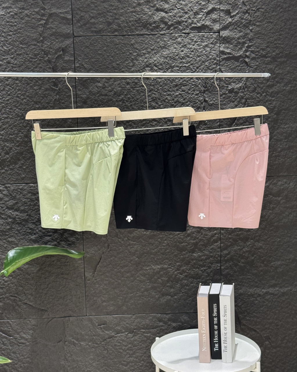 💰100
迪桑特三色女士短裤!DESCENTE迪桑特WOMEN’S TRAINING系列女士梭织短裤夏季新品,梭织奢级面料,重新诠释舒适哲学严选SCHEMATECH纱线织造,面料触感冰爽,凉感亲肤,同时具有接触瞬间凉感功能,兼具挺括垂坠感与透气吸湿性,高温夏日也能保持自在清爽。细腻织纹彰显高级质感,从细节处流露不凡品味。底边无痕压胶设计风格 侧兜拉链开模定制 三色高阶色系,承包你的四季衣橱从基础百搭色到流行莫兰迪色系全覆盖。无论是搭配潮牌印花T恤、简约纯色背心,还是oversize衬衫叠穿,皆能碰撞出独特风格火花,弹性腰围设计:内置高弹橡筋,兼顾舒适度与包容性,静态穿搭有型,动态活动无束缚。为日常穿搭注入毫不费力的高级,无论是追求简约的极简主义者,还是热衷混搭的潮流玩家,都能在这找到属于自己的风格答案
颜色:黑色/粉色/绿色
尺码:M-XXL
尺码表
M裤长35臀围51腰围34建议90-105斤
L裤长36.5臀围53腰围36建议105-120斤
XL裤长38臀围55腰围38建议120-130斤
XXL裤长39.5臀围57腰围40建议135-145斤
