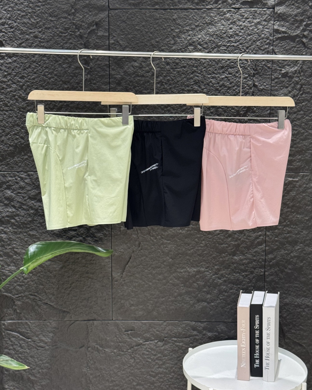 💰100
迪桑特三色女士短裤!DESCENTE迪桑特WOMEN’S TRAINING系列女士梭织短裤夏季新品,梭织奢级面料,重新诠释舒适哲学严选SCHEMATECH纱线织造,面料触感冰爽,凉感亲肤,同时具有接触瞬间凉感功能,兼具挺括垂坠感与透气吸湿性,高温夏日也能保持自在清爽。细腻织纹彰显高级质感,从细节处流露不凡品味。底边无痕压胶设计风格 侧兜拉链开模定制 三色高阶色系,承包你的四季衣橱从基础百搭色到流行莫兰迪色系全覆盖。无论是搭配潮牌印花T恤、简约纯色背心,还是oversize衬衫叠穿,皆能碰撞出独特风格火花,弹性腰围设计:内置高弹橡筋,兼顾舒适度与包容性,静态穿搭有型,动态活动无束缚。为日常穿搭注入毫不费力的高级,无论是追求简约的极简主义者,还是热衷混搭的潮流玩家,都能在这找到属于自己的风格答案
颜色:黑色/粉色/绿色
尺码:M-XXL
尺码表
M裤长35臀围51腰围34建议90-105斤
L裤长36.5臀围53腰围36建议105-120斤
XL裤长38臀围55腰围38建议120-130斤
XXL裤长39.5臀围57腰围40建议135-145斤