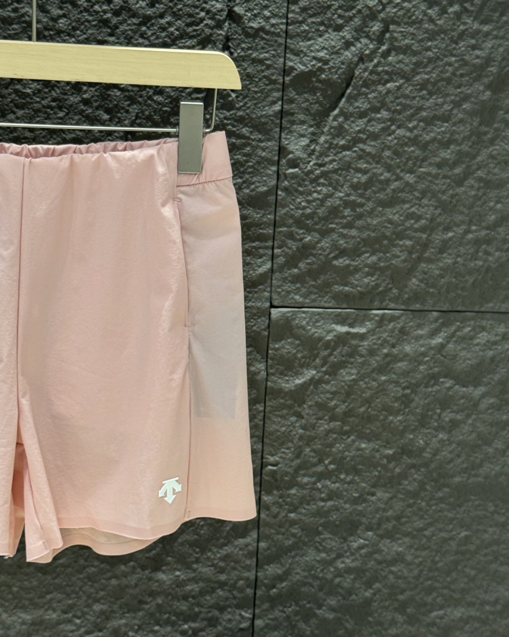 💰100
迪桑特三色女士短裤!DESCENTE迪桑特WOMEN’S TRAINING系列女士梭织短裤夏季新品,梭织奢级面料,重新诠释舒适哲学严选SCHEMATECH纱线织造,面料触感冰爽,凉感亲肤,同时具有接触瞬间凉感功能,兼具挺括垂坠感与透气吸湿性,高温夏日也能保持自在清爽。细腻织纹彰显高级质感,从细节处流露不凡品味。底边无痕压胶设计风格 侧兜拉链开模定制 三色高阶色系,承包你的四季衣橱从基础百搭色到流行莫兰迪色系全覆盖。无论是搭配潮牌印花T恤、简约纯色背心,还是oversize衬衫叠穿,皆能碰撞出独特风格火花,弹性腰围设计:内置高弹橡筋,兼顾舒适度与包容性,静态穿搭有型,动态活动无束缚。为日常穿搭注入毫不费力的高级,无论是追求简约的极简主义者,还是热衷混搭的潮流玩家,都能在这找到属于自己的风格答案
颜色:黑色/粉色/绿色
尺码:M-XXL
尺码表
M裤长35臀围51腰围34建议90-105斤
L裤长36.5臀围53腰围36建议105-120斤
XL裤长38臀围55腰围38建议120-130斤
XXL裤长39.5臀围57腰围40建议135-145斤
