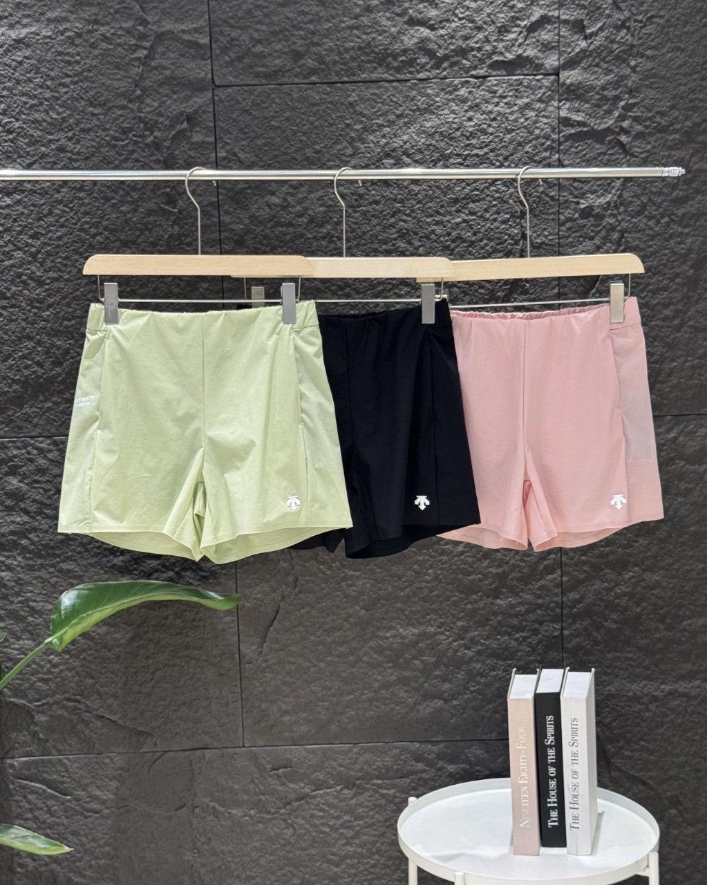 💰100
迪桑特三色女士短裤!DESCENTE迪桑特WOMEN’S TRAINING系列女士梭织短裤夏季新品,梭织奢级面料,重新诠释舒适哲学严选SCHEMATECH纱线织造,面料触感冰爽,凉感亲肤,同时具有接触瞬间凉感功能,兼具挺括垂坠感与透气吸湿性,高温夏日也能保持自在清爽。细腻织纹彰显高级质感,从细节处流露不凡品味。底边无痕压胶设计风格 侧兜拉链开模定制 三色高阶色系,承包你的四季衣橱从基础百搭色到流行莫兰迪色系全覆盖。无论是搭配潮牌印花T恤、简约纯色背心,还是oversize衬衫叠穿,皆能碰撞出独特风格火花,弹性腰围设计:内置高弹橡筋,兼顾舒适度与包容性,静态穿搭有型,动态活动无束缚。为日常穿搭注入毫不费力的高级,无论是追求简约的极简主义者,还是热衷混搭的潮流玩家,都能在这找到属于自己的风格答案
颜色:黑色/粉色/绿色
尺码:M-XXL
尺码表
M裤长35臀围51腰围34建议90-105斤
L裤长36.5臀围53腰围36建议105-120斤
XL裤长38臀围55腰围38建议120-130斤
XXL裤长39.5臀围57腰围40建议135-145斤
