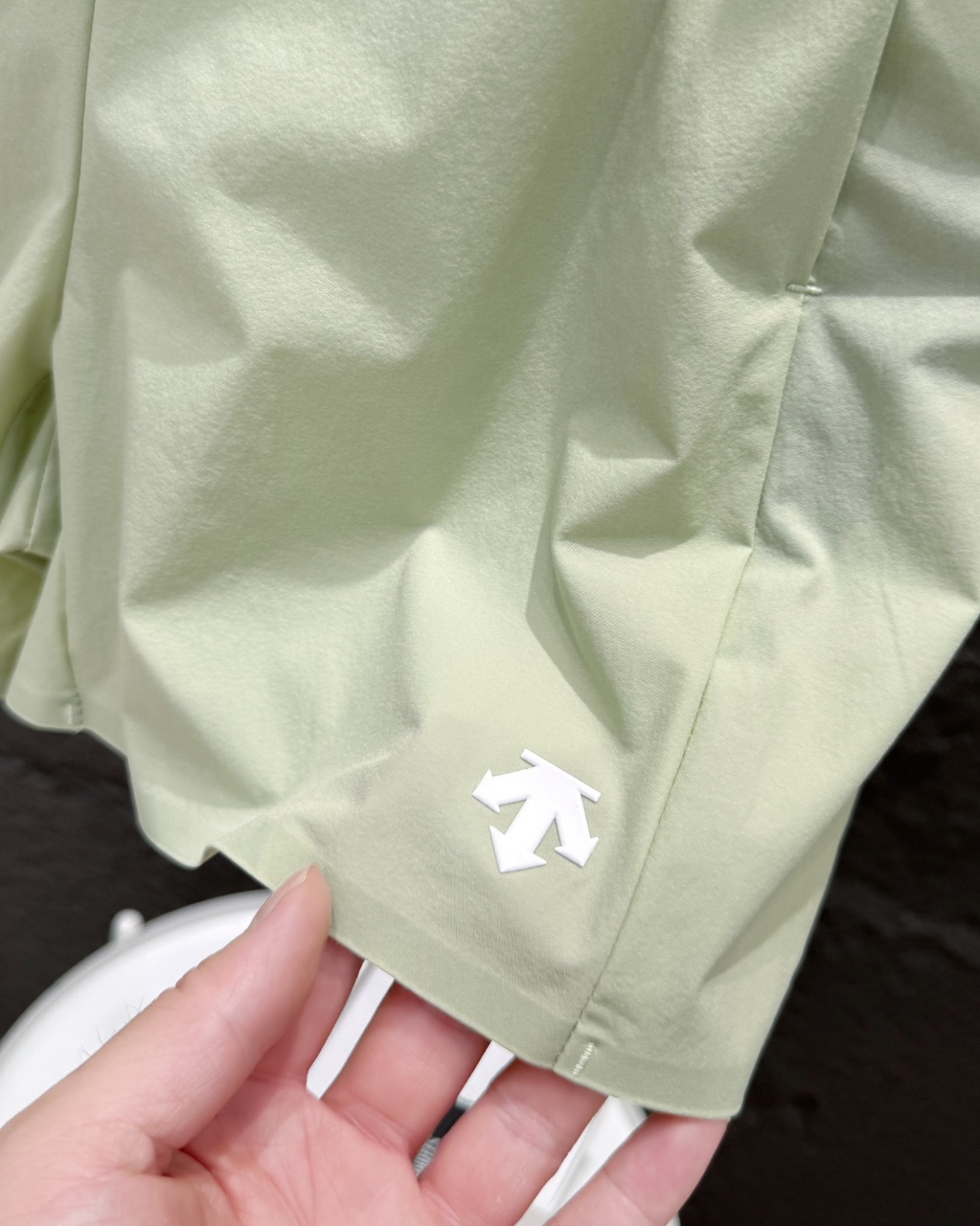 💰100
迪桑特三色女士短裤!DESCENTE迪桑特WOMEN’S TRAINING系列女士梭织短裤夏季新品,梭织奢级面料,重新诠释舒适哲学严选SCHEMATECH纱线织造,面料触感冰爽,凉感亲肤,同时具有接触瞬间凉感功能,兼具挺括垂坠感与透气吸湿性,高温夏日也能保持自在清爽。细腻织纹彰显高级质感,从细节处流露不凡品味。底边无痕压胶设计风格 侧兜拉链开模定制 三色高阶色系,承包你的四季衣橱从基础百搭色到流行莫兰迪色系全覆盖。无论是搭配潮牌印花T恤、简约纯色背心,还是oversize衬衫叠穿,皆能碰撞出独特风格火花,弹性腰围设计:内置高弹橡筋,兼顾舒适度与包容性,静态穿搭有型,动态活动无束缚。为日常穿搭注入毫不费力的高级,无论是追求简约的极简主义者,还是热衷混搭的潮流玩家,都能在这找到属于自己的风格答案
颜色:黑色/粉色/绿色
尺码:M-XXL
尺码表
M裤长35臀围51腰围34建议90-105斤
L裤长36.5臀围53腰围36建议105-120斤
XL裤长38臀围55腰围38建议120-130斤
XXL裤长39.5臀围57腰围40建议135-145斤