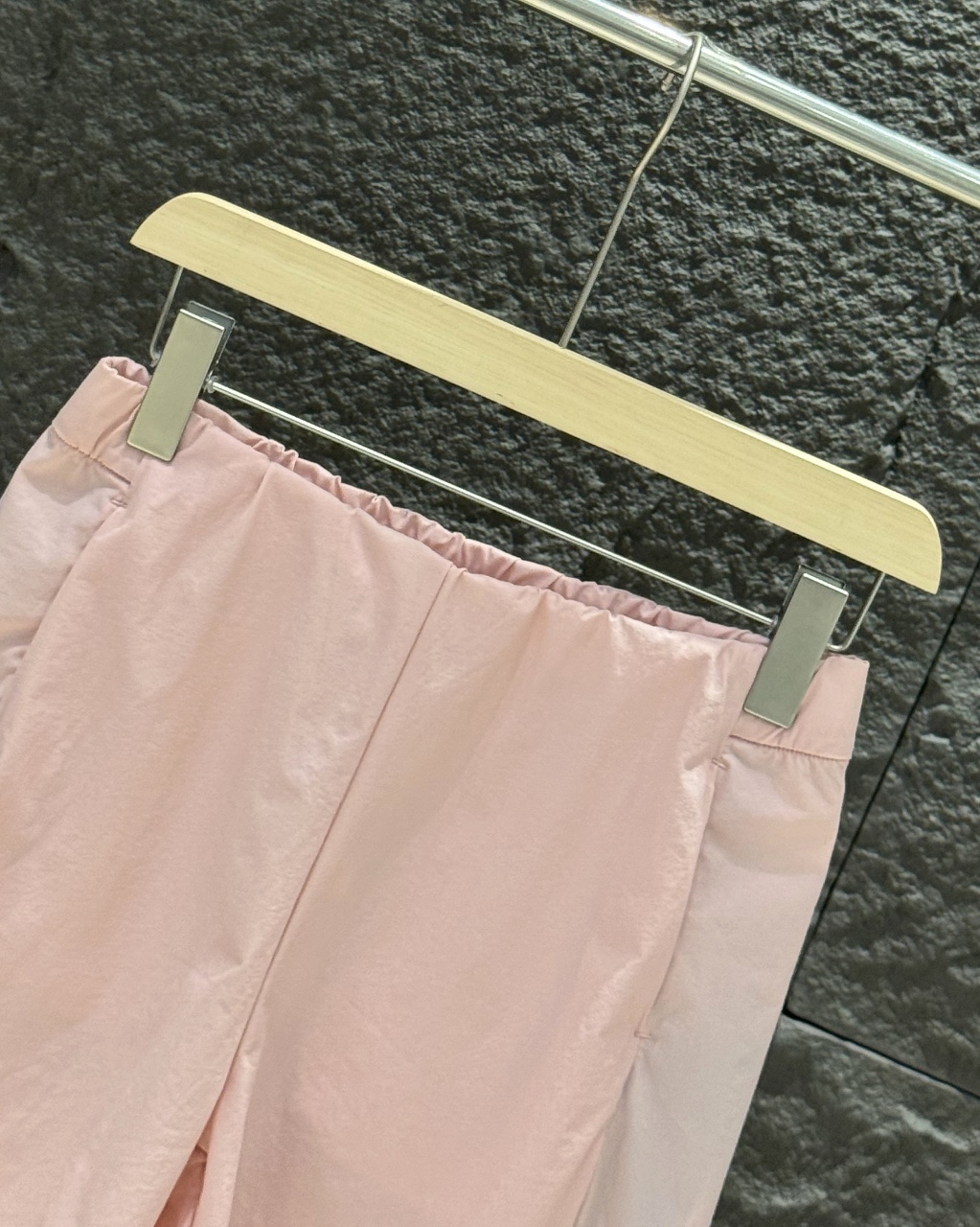 💰100
迪桑特三色女士短裤!DESCENTE迪桑特WOMEN’S TRAINING系列女士梭织短裤夏季新品,梭织奢级面料,重新诠释舒适哲学严选SCHEMATECH纱线织造,面料触感冰爽,凉感亲肤,同时具有接触瞬间凉感功能,兼具挺括垂坠感与透气吸湿性,高温夏日也能保持自在清爽。细腻织纹彰显高级质感,从细节处流露不凡品味。底边无痕压胶设计风格 侧兜拉链开模定制 三色高阶色系,承包你的四季衣橱从基础百搭色到流行莫兰迪色系全覆盖。无论是搭配潮牌印花T恤、简约纯色背心,还是oversize衬衫叠穿,皆能碰撞出独特风格火花,弹性腰围设计:内置高弹橡筋,兼顾舒适度与包容性,静态穿搭有型,动态活动无束缚。为日常穿搭注入毫不费力的高级,无论是追求简约的极简主义者,还是热衷混搭的潮流玩家,都能在这找到属于自己的风格答案
颜色:黑色/粉色/绿色
尺码:M-XXL
尺码表
M裤长35臀围51腰围34建议90-105斤
L裤长36.5臀围53腰围36建议105-120斤
XL裤长38臀围55腰围38建议120-130斤
XXL裤长39.5臀围57腰围40建议135-145斤