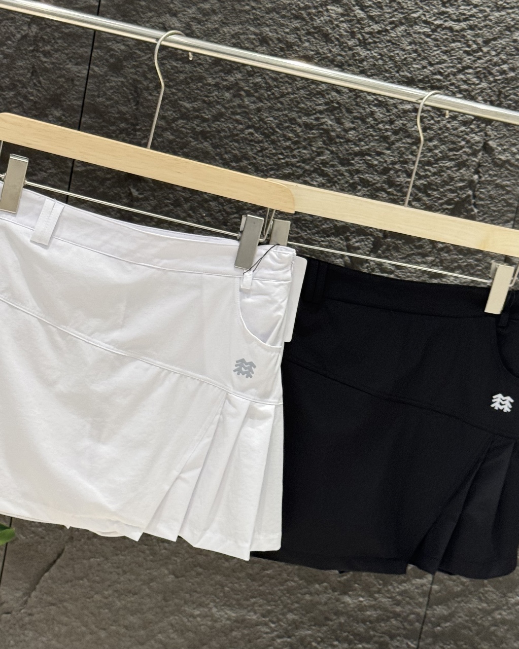 💰115
韩版专柜在售KOLON SPORT可隆高尔夫运动轻薄速干短裙 舒适随型 自在随心 柔软透气 挺括有型 舒适透气,精选优质棉料亲肤柔软,吸汗透气,告别闷热,畅享清凉带内衬G网专柜同步!客供订制原版跟单面料天丝级别40支双重冷感锦纶氨纶珠地棉,表面呈疏孔状,犹如蜂巢 轻薄有弹力 透气干爽有弹力 手感舒适,透气清爽,更加耐洗不变形,亲肤感十足!重工打造 全部采用进口硅胶压制承诺 不变形 不开胶 不开裂 做工用料较为讲究,体现品牌品质把控!3D立体裁剪 辅料包装 全套原版跟单 更加提升休闲和档次 妥妥的要有颜值有颜值品质有品质 微弹面料,伸展舒适,运动无拘束!走线精致,版型超级显瘦又百搭女神必备 运动休闲旅行商务 适合各种场合 推荐入手
颜色:黑色/白色
尺码:M-L-XL
尺码表
M腰围73臀围88裙长35建议80-100
L腰围77臀围92裙长37建议100-115
XL腰围81臀围96裙长39建议115-130
