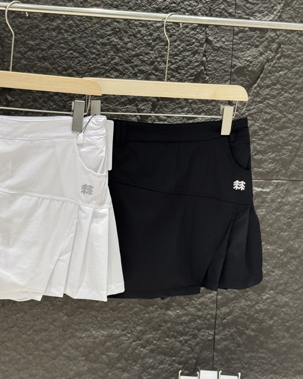 💰115
韩版专柜在售KOLON SPORT可隆高尔夫运动轻薄速干短裙 舒适随型 自在随心 柔软透气 挺括有型 舒适透气,精选优质棉料亲肤柔软,吸汗透气,告别闷热,畅享清凉带内衬G网专柜同步!客供订制原版跟单面料天丝级别40支双重冷感锦纶氨纶珠地棉,表面呈疏孔状,犹如蜂巢 轻薄有弹力 透气干爽有弹力 手感舒适,透气清爽,更加耐洗不变形,亲肤感十足!重工打造 全部采用进口硅胶压制承诺 不变形 不开胶 不开裂 做工用料较为讲究,体现品牌品质把控!3D立体裁剪 辅料包装 全套原版跟单 更加提升休闲和档次 妥妥的要有颜值有颜值品质有品质 微弹面料,伸展舒适,运动无拘束!走线精致,版型超级显瘦又百搭女神必备 运动休闲旅行商务 适合各种场合 推荐入手
颜色:黑色/白色
尺码:M-L-XL
尺码表
M腰围73臀围88裙长35建议80-100
L腰围77臀围92裙长37建议100-115
XL腰围81臀围96裙长39建议115-130