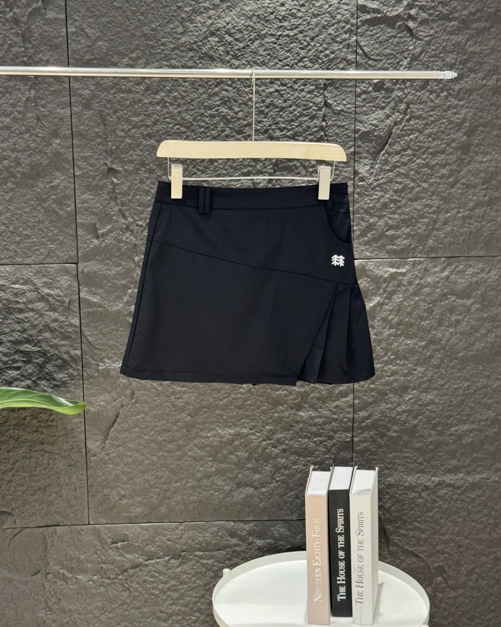 💰115
韩版专柜在售KOLON SPORT可隆高尔夫运动轻薄速干短裙 舒适随型 自在随心 柔软透气 挺括有型 舒适透气,精选优质棉料亲肤柔软,吸汗透气,告别闷热,畅享清凉带内衬G网专柜同步!客供订制原版跟单面料天丝级别40支双重冷感锦纶氨纶珠地棉,表面呈疏孔状,犹如蜂巢 轻薄有弹力 透气干爽有弹力 手感舒适,透气清爽,更加耐洗不变形,亲肤感十足!重工打造 全部采用进口硅胶压制承诺 不变形 不开胶 不开裂 做工用料较为讲究,体现品牌品质把控!3D立体裁剪 辅料包装 全套原版跟单 更加提升休闲和档次 妥妥的要有颜值有颜值品质有品质 微弹面料,伸展舒适,运动无拘束!走线精致,版型超级显瘦又百搭女神必备 运动休闲旅行商务 适合各种场合 推荐入手
颜色:黑色/白色
尺码:M-L-XL
尺码表
M腰围73臀围88裙长35建议80-100
L腰围77臀围92裙长37建议100-115
XL腰围81臀围96裙长39建议115-130
