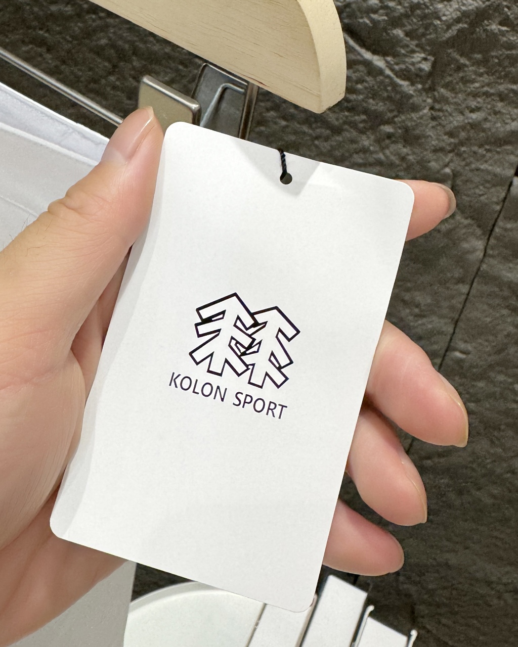 💰115
韩版专柜在售KOLON SPORT可隆高尔夫运动轻薄速干短裙 舒适随型 自在随心 柔软透气 挺括有型 舒适透气,精选优质棉料亲肤柔软,吸汗透气,告别闷热,畅享清凉带内衬G网专柜同步!客供订制原版跟单面料天丝级别40支双重冷感锦纶氨纶珠地棉,表面呈疏孔状,犹如蜂巢 轻薄有弹力 透气干爽有弹力 手感舒适,透气清爽,更加耐洗不变形,亲肤感十足!重工打造 全部采用进口硅胶压制承诺 不变形 不开胶 不开裂 做工用料较为讲究,体现品牌品质把控!3D立体裁剪 辅料包装 全套原版跟单 更加提升休闲和档次 妥妥的要有颜值有颜值品质有品质 微弹面料,伸展舒适,运动无拘束!走线精致,版型超级显瘦又百搭女神必备 运动休闲旅行商务 适合各种场合 推荐入手
颜色:黑色/白色
尺码:M-L-XL
尺码表
M腰围73臀围88裙长35建议80-100
L腰围77臀围92裙长37建议100-115
XL腰围81臀围96裙长39建议115-130