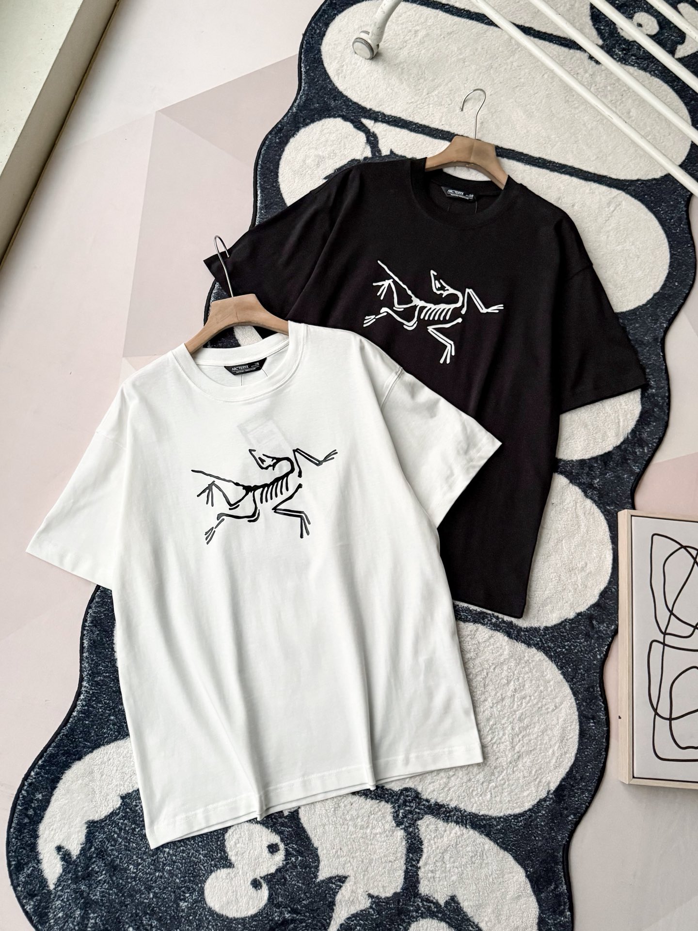 包邮 ARC’TERYX 始祖鸟 26ss夏季胸品口基础大标识印花圆领T恤短袖 如今热销的顶级流量款!高品质260双纱面料,亲肤透气不起球,时尚又个性,超级洋气的一款,强烈推荐单品,宽松版型休闲舒适不挑人,日常都很实穿时髦百搭~夏季穿刚好而且怎么穿都好看,属于基础搭配谁穿都好看!老粉闭眼入手就完事了太舒服了!款剪裁超讲究全身都有立体的螺纹拼接,拼接版型很正!而且整体宽松,三标齐全,男女同款! Oversize版型 颜色:黑色 白色 胸围111衣长70推荐100-130斤 L胸围115衣长72推荐130-150斤 XL胸围119衣长74推荐150-170斤 XXL胸围123衣长76推荐170-190斤 3XL胸围127衣长78推荐190-210斤