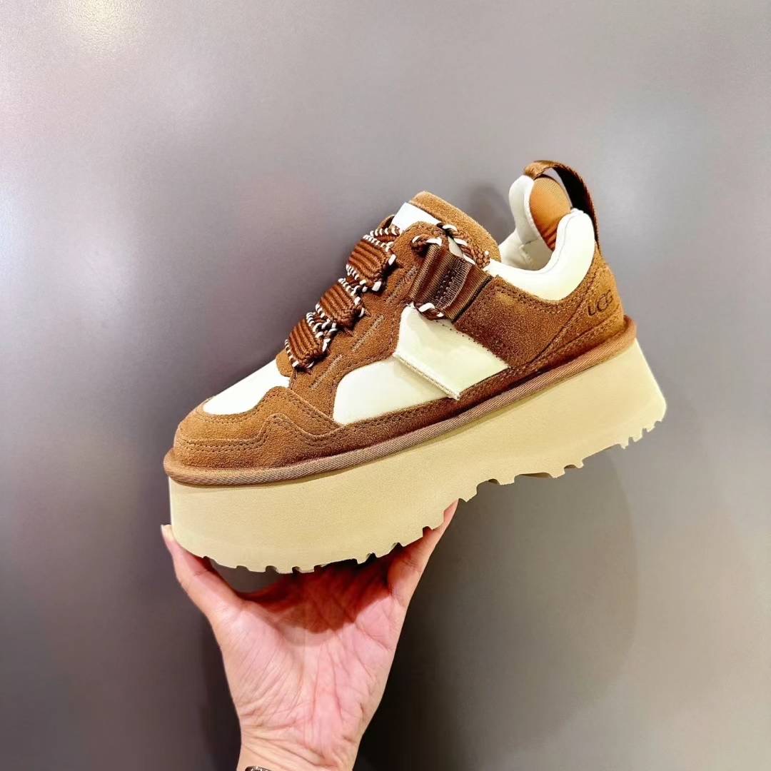 NO:482637,UGG 2025 Mer Casual, Spring and Autumn new styles are coming, the combination of ribbon + woven shoelaces is like installing a 'style switch' for shoes. If you want to go the sweet girl route, tie a ribbon bow, and the gentle atmosphere is full; if you want to switch to cool mode, change to woven shoelaces, and instantly grasp the street feeling. The two types of shoelaces are free to switch, and a pair of shoes can wear N styles. The thick sole hides the 'high-profile code' and the thick sole design is simply a small dish!  Increased height by 5cm thick sole so light like walking on cotton, walking with wind, and turning long legs instantly, fur splicing is full of high-end feel~ Size 35-41, casual shoes/sports shoes, sneakers19860909UGG 2025梅尔休闲,春秋新款来袭,丝带+编织鞋带的组合, 像给鞋子装了「风格开关」 想走甜妹路线, 系上丝带蝴蝶结,温柔氛围感拉满； 想切换酷飒模式,换上编织鞋带, 街头感瞬间拿捏.两种鞋带自由切换, 一双鞋能穿出 N 种风格 厚底藏着“显高密码” 厚底设计简直是小个子天菜！ 增高5cm厚底轻到像踩棉花,走路带风还秒变大长腿,翻毛皮拼接高级感拉满～ 尺码35-41,休闲鞋/运动鞋,sneakers,Women's Shoes