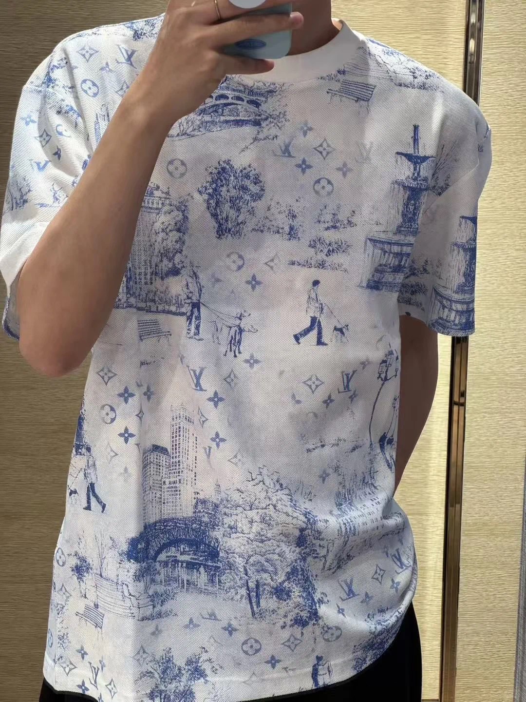 NO:127622,1V park printed round neck short-sleeved T-shirt. Beaded pure cotton fabric, standard style, Monogram city Walk printing, ribbed collar, full set of auxiliary materials equipped. 32S single yarn beaded shirt fabric, 210g; matched with fixed flat thread. The fabric is made of high-quality cotton yarn with yarn fineness of 32, with high density and softness. Used pure cotton yarn, this fabric has the natural advantages of pure cotton, which is soft and comfortable, has good hygroscopicity, and is not easy to produce static electricity. Monogram city Walk printing  After the full pattern pattern is processed by the image software, the computer control system will directly eject the printing ink onto the fabric through the nozzle of the inkjet printer according to the requirements to form the pattern pattern. It is an accurate printing controlled by a computer. The digital image has extremely high accuracy. After the digital image is formed, the drawing is adjusted and printed. After the drawing is adjusted, the ink is printed directly on the surface of the fabric. The code number S M L XL,,shirts,T-shirt,tees,t-shirt,alexander wang198609091V公园印花圆领短袖T恤.珠地纯棉面料、标准版型、 Monogram city Walk 印花、罗纹衣领、全套辅料配备.32S单纱珠地衬衫面料,210g；搭配定织扁机螺纹.面料由高质量的棉纱制成纱线细度为32支,具有较高的密度和柔软度.使用了纯棉纱线,这种面料具有纯棉的天然优点,柔软舒适、吸湿性好、不易产生静电等.Monogram city Walk 印花 全副花型图案根据经过图像软件处理后,由计算机控制系统按照要求将印花墨水经由喷墨印花机的喷头直接喷射到织物上形成花型图案.是由计算机控制的精准喷印,数字图像在精度极高,形成数字图像后进行调图和喷印.调图后在数码印花机上进行喷墨打印,把墨水直接喷印在织物表面. 码数S M L XL,,shirts,T-shirt,tees，t-shirt,alexander wang,Men's clothing