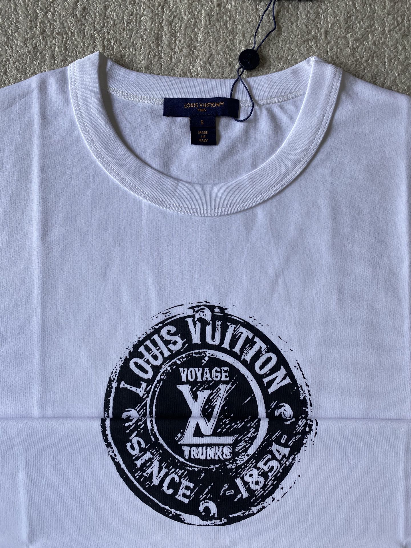 Louis Vuitton Voyage Trunk White Cotton T-Shirt, Crew Neck, Short Sleeve 1 i1743848526880 351 0 0