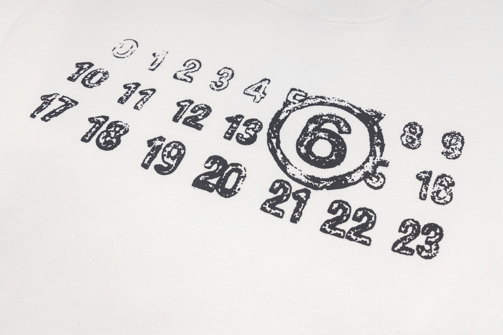 Maison Margiela Magira MM6 Round-Collar Calendar Print T-Shirt in Black and White - 图片 7