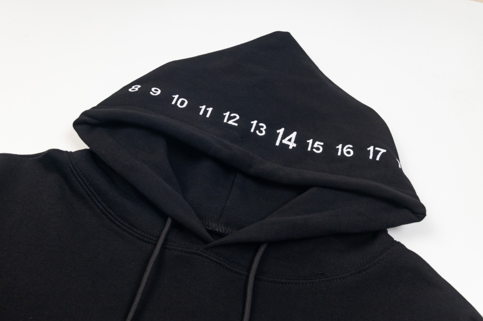 Maison Margiela Magila Loose Hat Embroidered Top in Black Fur Guard. - 图片 4