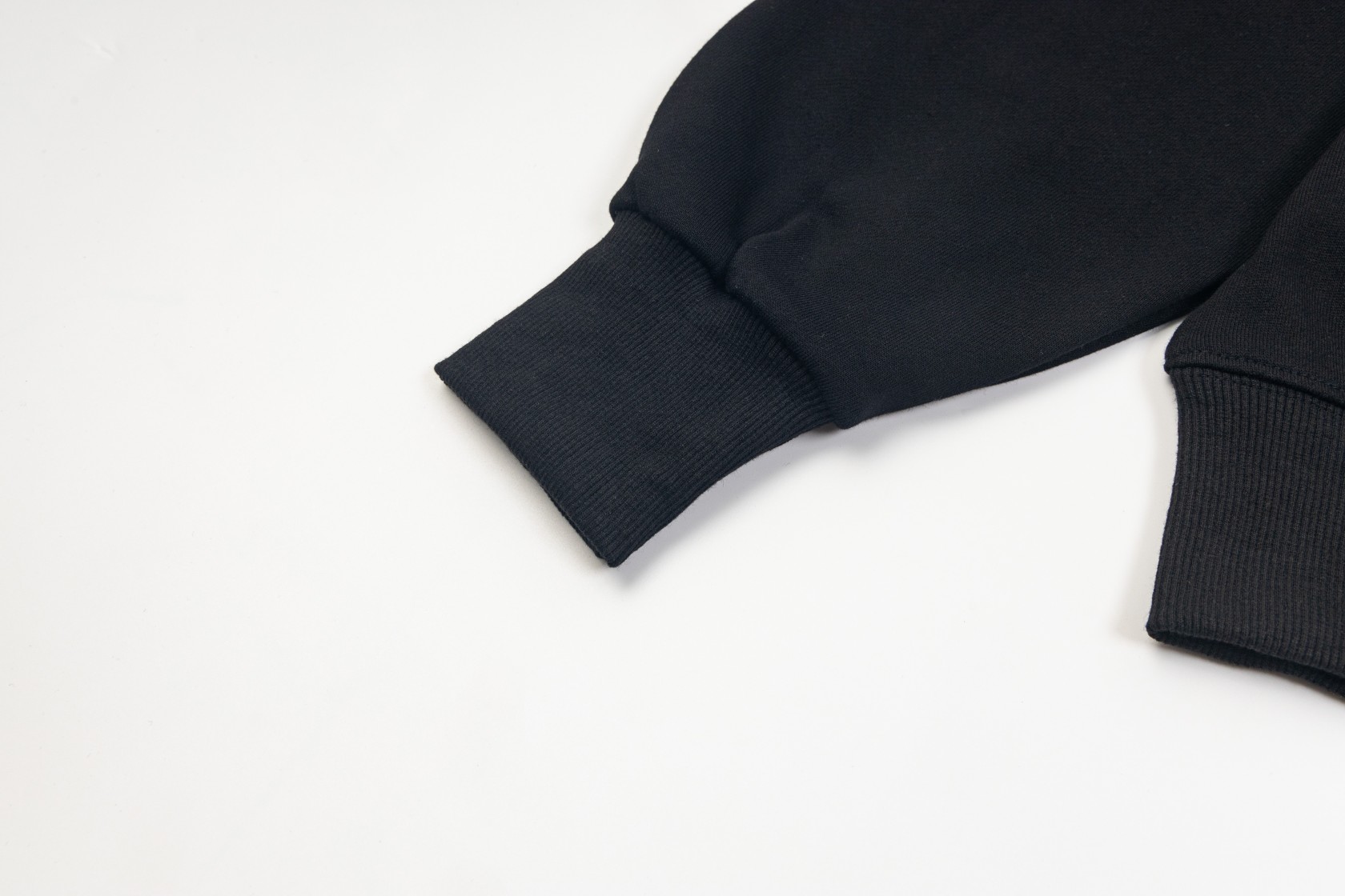 Maison Margiela Magila Loose Hat Embroidered Top in Black Fur Guard. - 图片 9