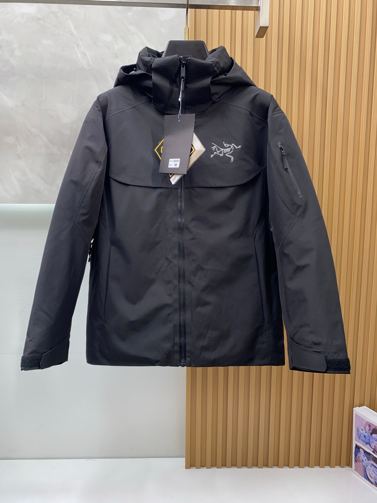 NO:657490,Guangzhou Gao Luxury’s high-end version of the high-end goods that have been carefully repaired and shipped is different from the junk goods in the market. The same picture is tasted but the price is different because the version is different’ - Down jackets | Men’s and women’s jackets Couple’s down jackets New Beta Down men’s and women’s same beta down jackets The only down jacket from Niaojia that can compete with AI is like a magic trick combining BETA LT + Cerium LT  The trick of sewing together should be a bit challenging and I have to admire Wu's craftsmanship. To be precise, it is the face of 23AW. With the solid foundation of the Beta series, the hard-to-match +GORE-TEX and lining Coreloft Continuous80 are particularly excellent in comprehensive quality. Coupled with the combination of Arato 20 and armpit zippers and the StormHood adjustable brim, the fill power of 850 and the filling capacity of 125.87g exceed  ai, the weight is even lighter at only 760g, with zippers under the armpits, better adaptability to casual commuting. The upper body is very light and thin, but the warmth retention is unique. Even among the various ARC'TERYX series, this configuration and comprehensive experience are perfect. M-3xL, jil sander, down jacket, hats, alexander wang19860909广州高奢对版精修发货的高版本牛货区别市场垃级货尝同图不同价为版本不同 ‘  - 羽绒服｜ 男女款冲锋衣 情侣款羽绒服 新款Beta Down男女同款贝塔羽绒服 鸟家唯一一款能和ai媲美的羽绒服就好像在变戏法把BETA LT+Cerium LT 缝到一起了这种戏法应该还是有点挑战不得不佩服乌的工艺,准确地来说是鸟在23AW推陈出新的门面担当,凭借Beta 系列敦实的基础,难以企及的 +GORE-TEX和内衬 Coreloft Continuous80综合素质尤为过硬.再加上Arato 20和腋下拉链的搭配以及StormHood 可调节帽檐,蓬松度850和充绒量125.87g都超过 ai,重量更是轻仅为760g,腋下有拉链,休闲通勤适应性更优.上身很轻薄但保暖性又是独一档,即使是在种类繁多的ARC‘TERYX各系列之中这样的配置和全面体验感也称得上天衣无缝 M-3xL,,jil sander,down jacket,hats,alexander wang,Men's clothing