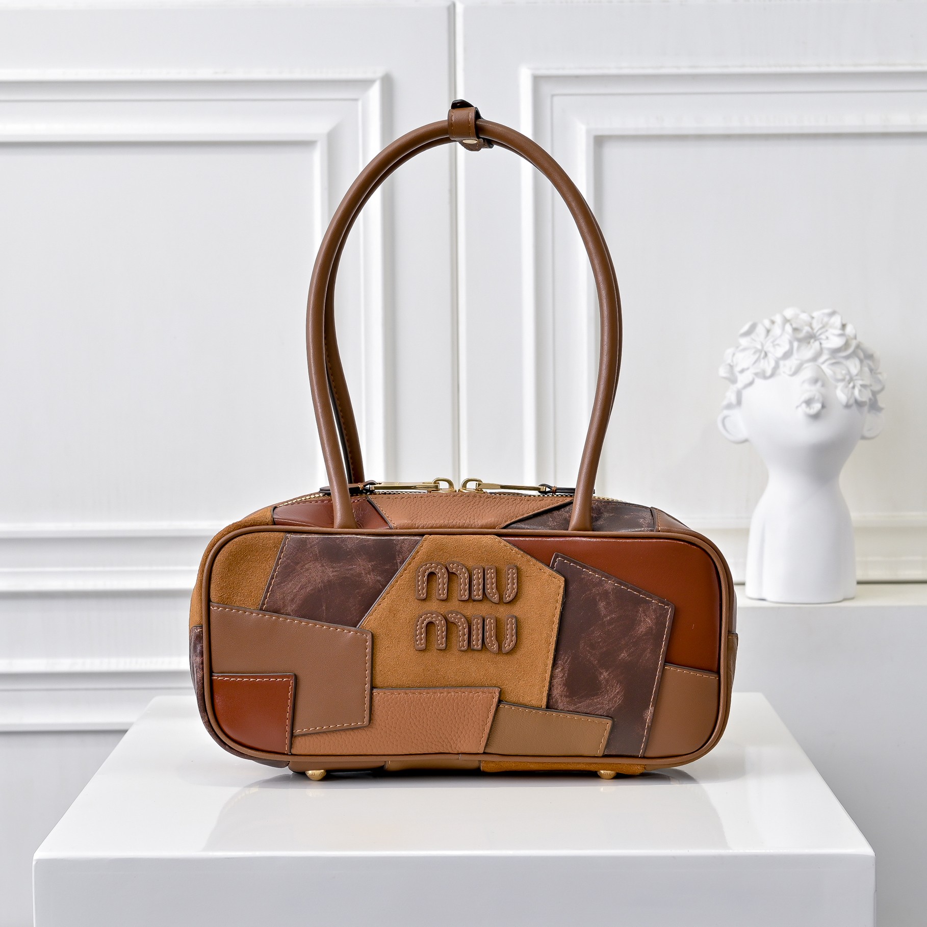 ￥Miu新品拼接保龄球，重手工制作，采用多种皮质拼接而成，大胆创新的设计完美诠释了Miu不拘一格，潇洒随