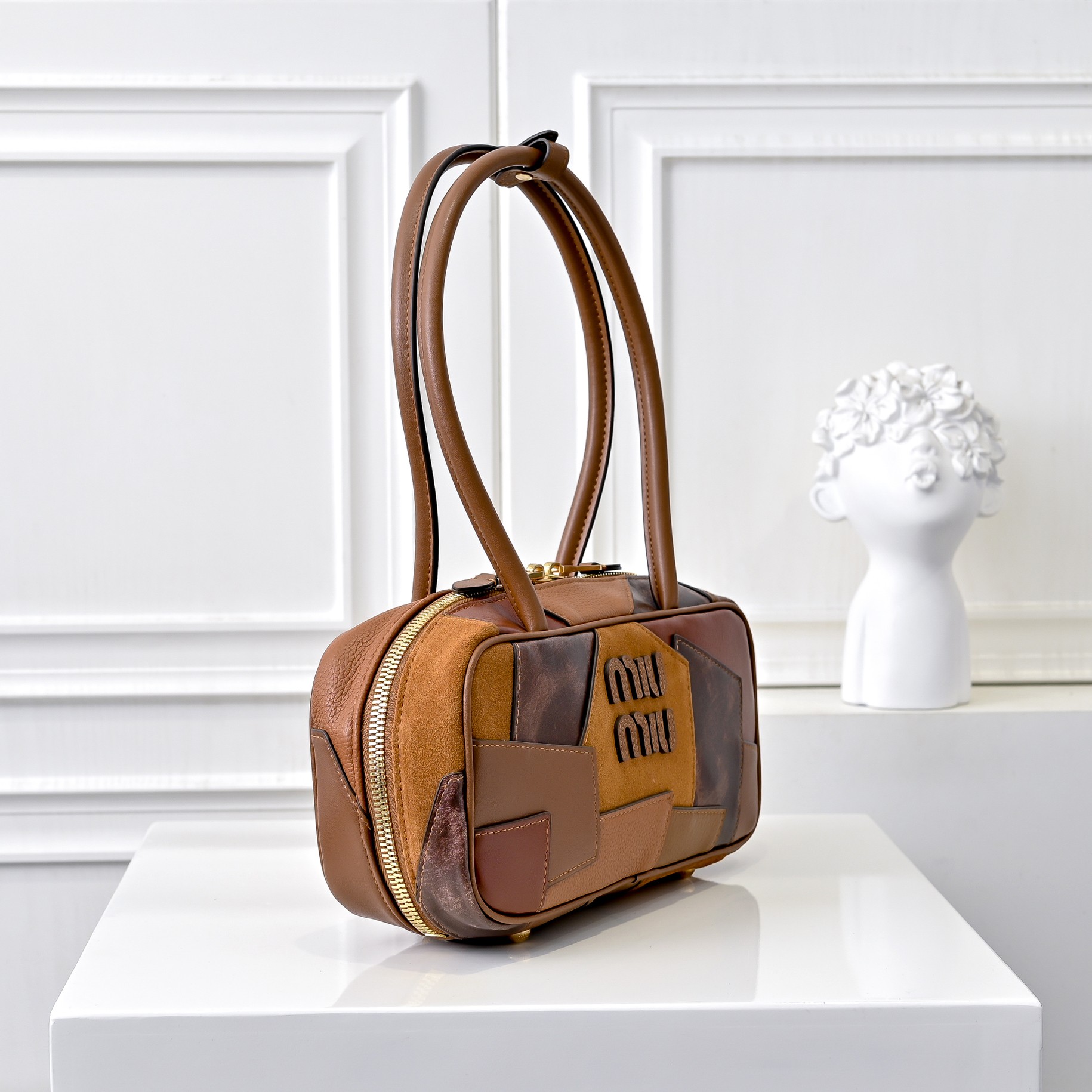 ￥Miu新品拼接保龄球，重手工制作，采用多种皮质拼接而成，大胆创新的设计完美诠释了Miu不拘一格，潇洒随