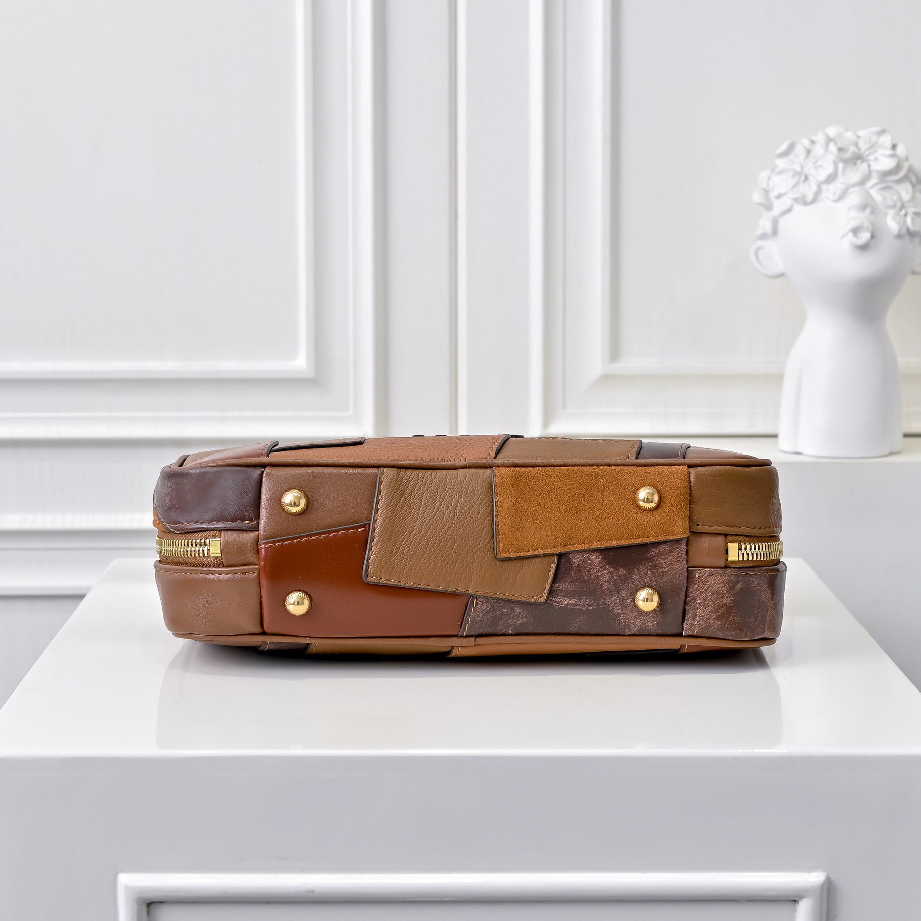 ￥Miu新品拼接保龄球，重手工制作，采用多种皮质拼接而成，大胆创新的设计完美诠释了Miu不拘一格，潇洒随