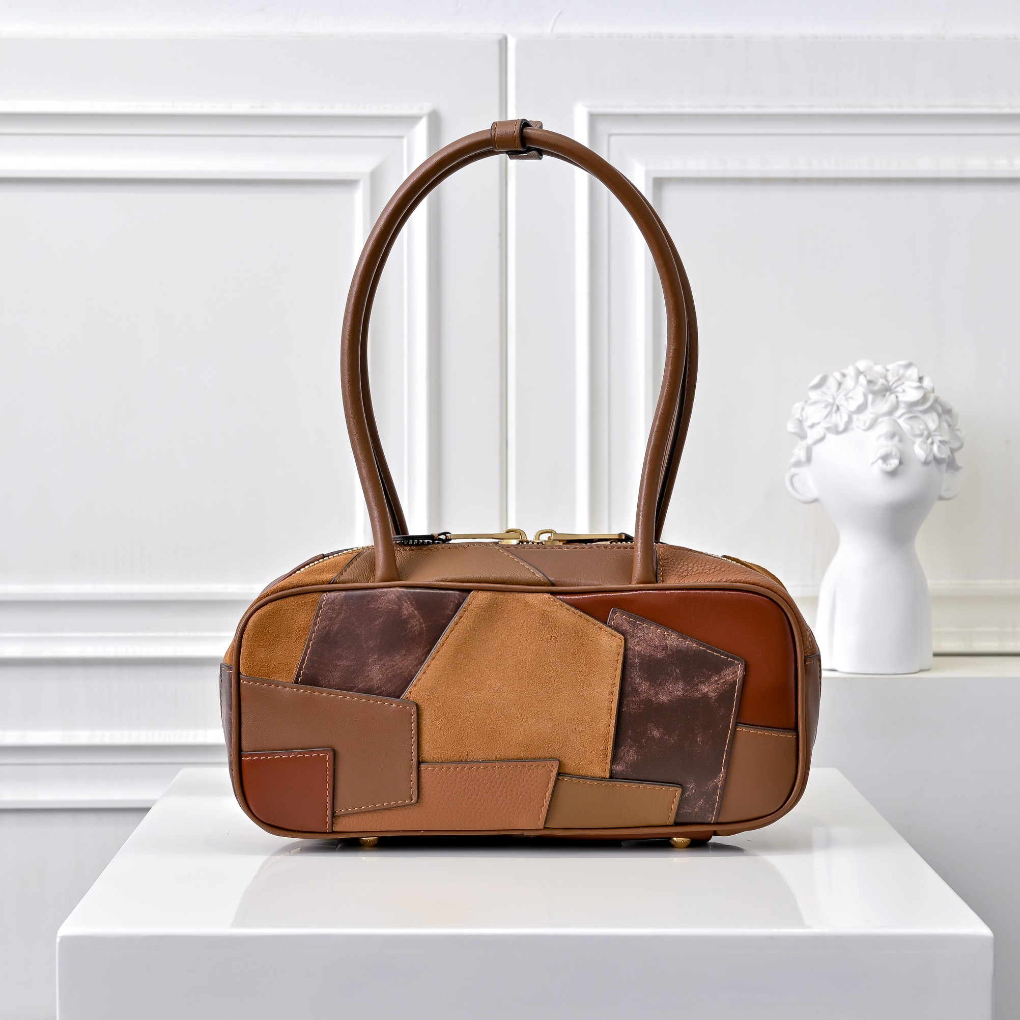 ￥Miu新品拼接保龄球，重手工制作，采用多种皮质拼接而成，大胆创新的设计完美诠释了Miu不拘一格，潇洒随