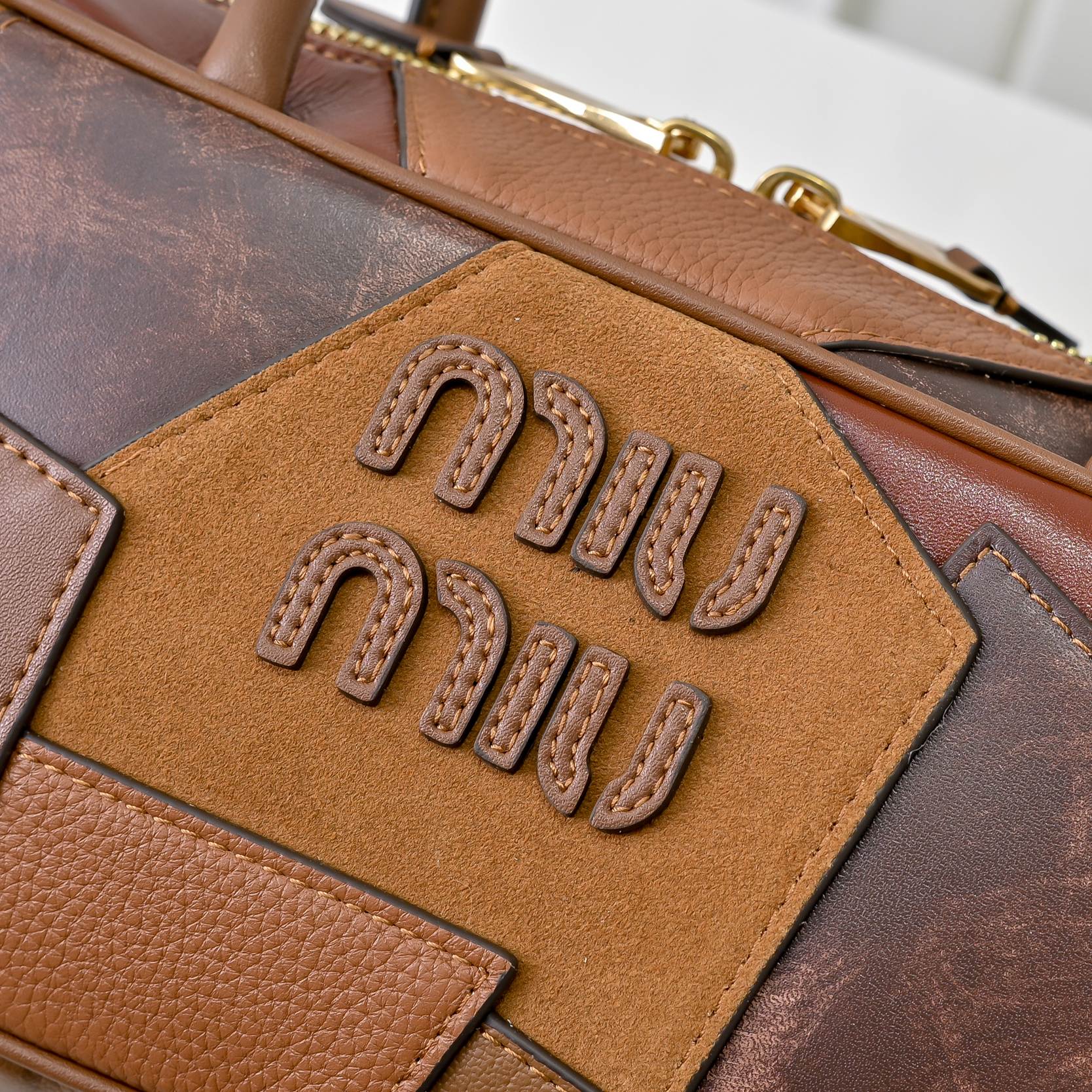 ￥Miu新品拼接保龄球，重手工制作，采用多种皮质拼接而成，大胆创新的设计完美诠释了Miu不拘一格，潇洒随